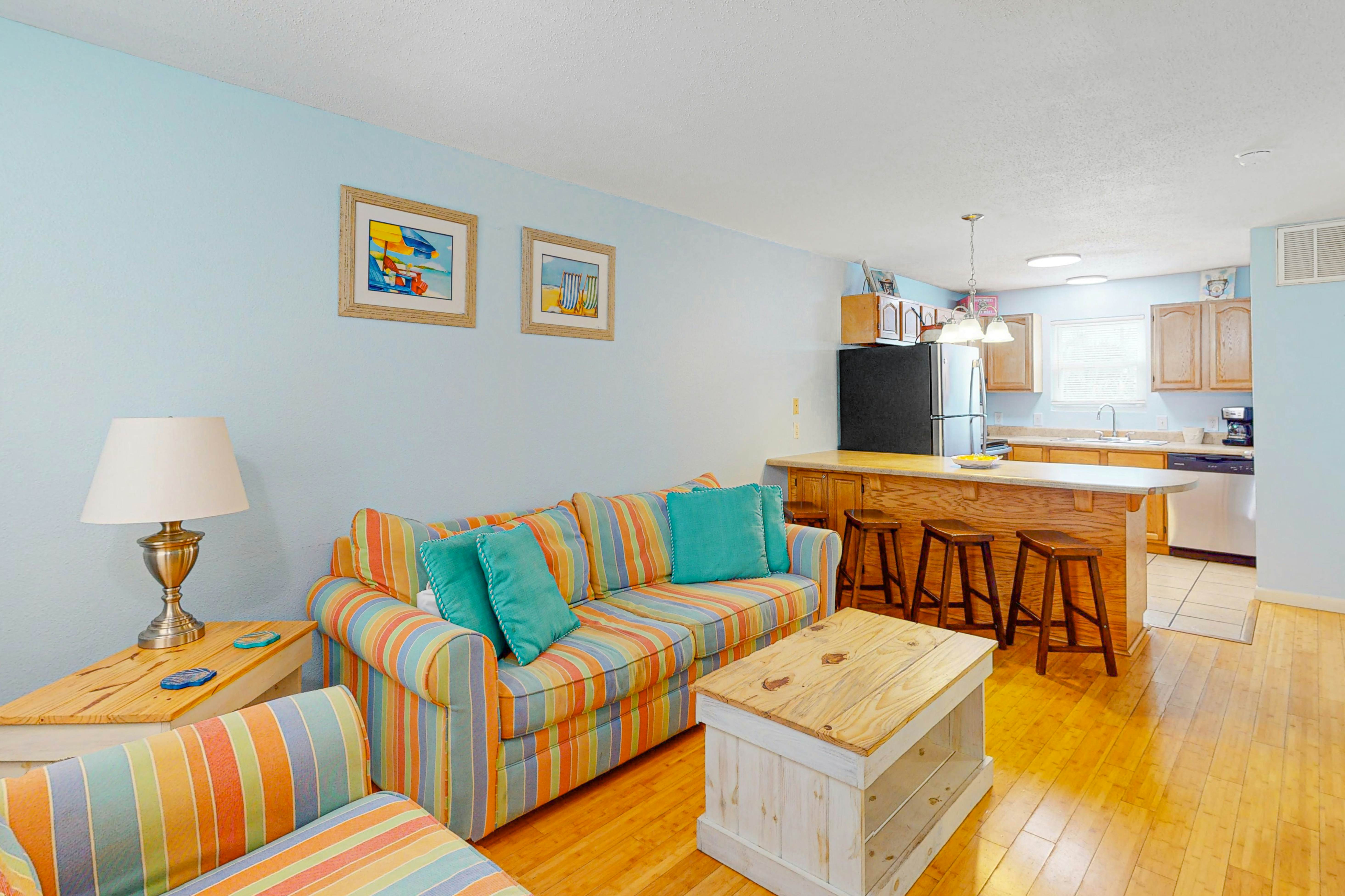 Gorgeous Condo in Beachfront Location w/Shared Pool, Central AC, Free WiFi
