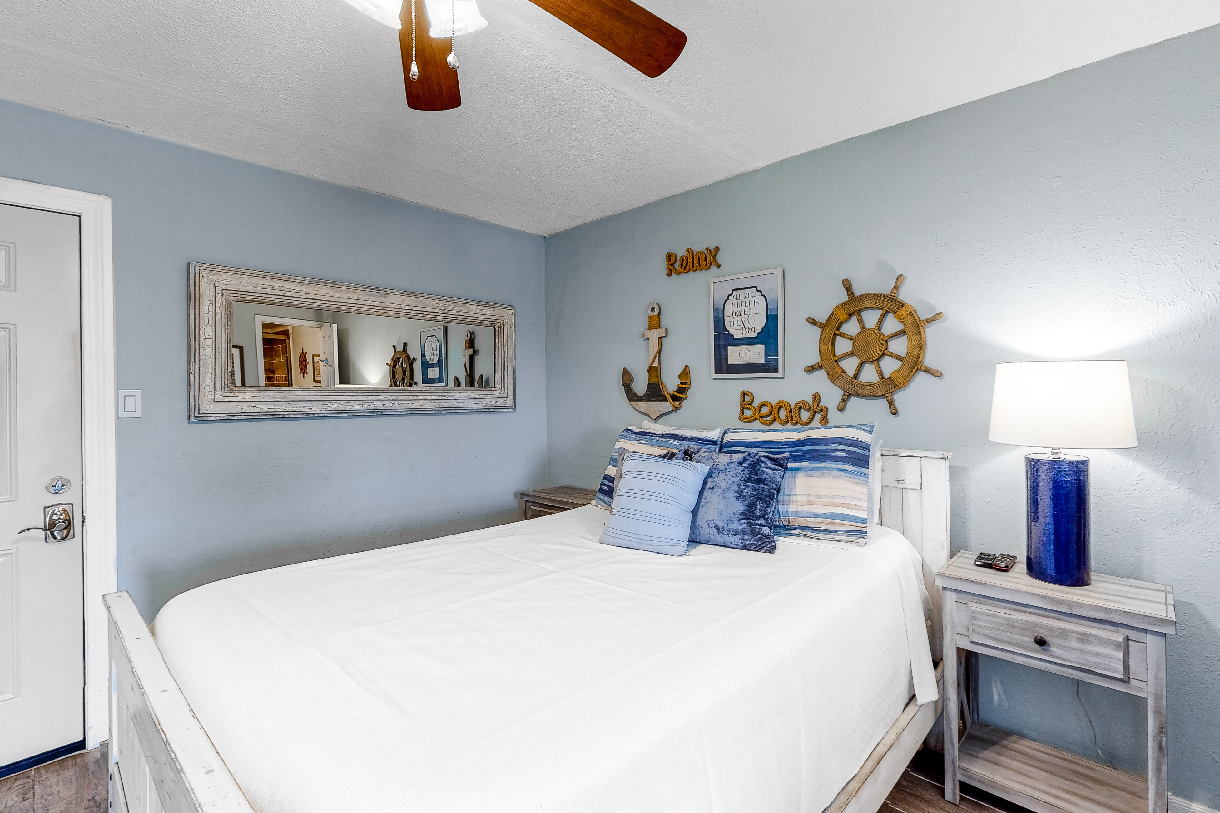 Adorable condo across from the beach with fast WiFi and shared washer/dryer