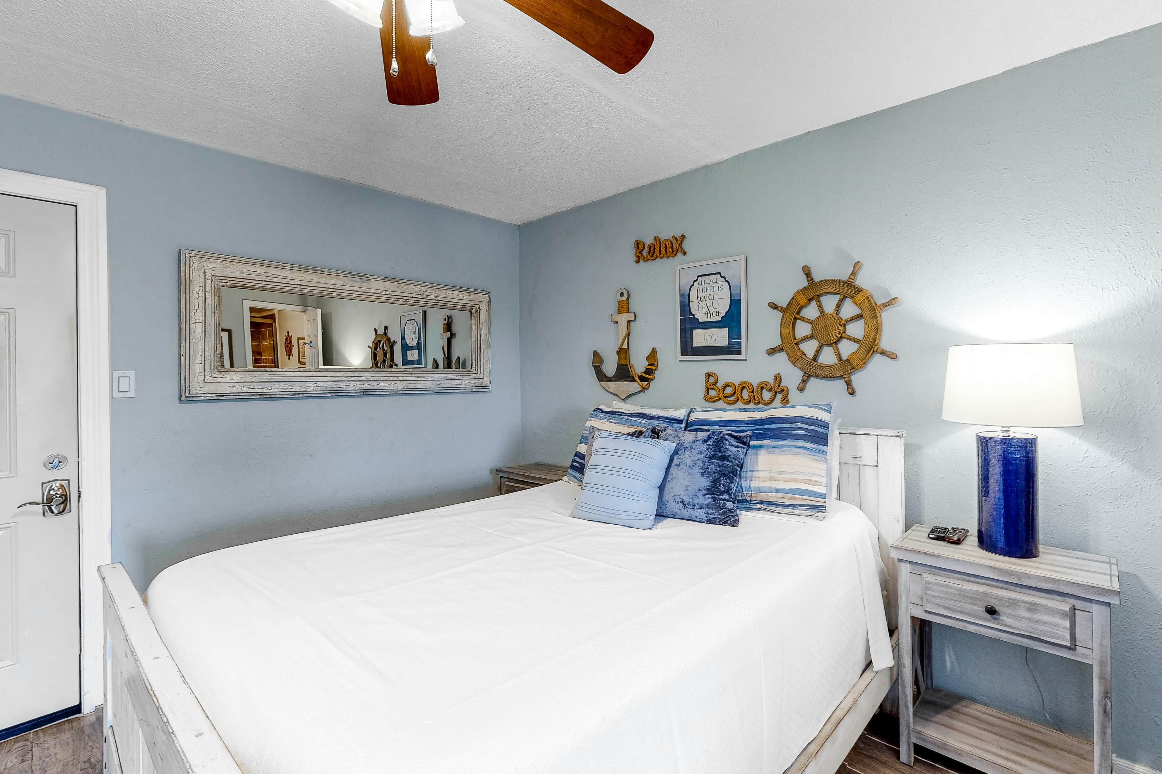 Adorable condo across from the beach with fast WiFi and shared washer/dryer