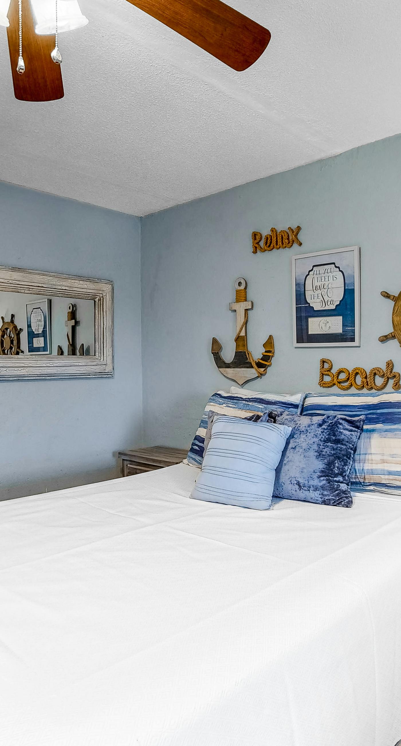 Adorable condo across from the beach with fast WiFi and shared washer/dryer