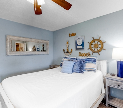 Adorable condo across from the beach with fast WiFi and shared washer/dryer
