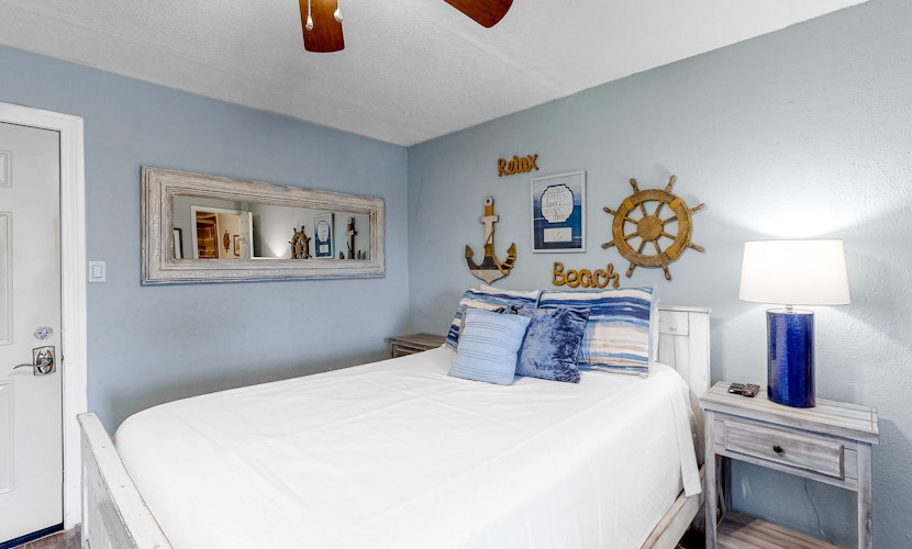 Adorable condo across from the beach with fast WiFi and shared washer/dryer