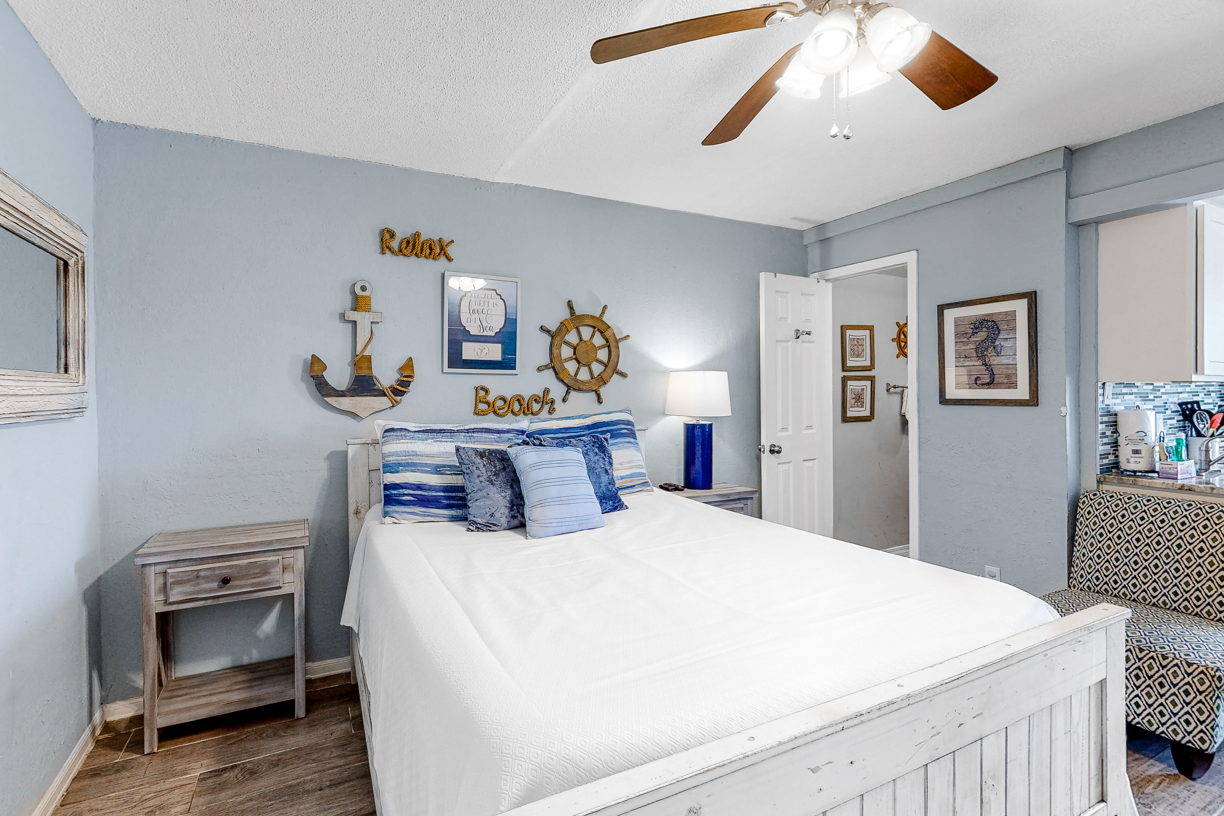 Adorable condo across from the beach with fast WiFi and shared washer/dryer