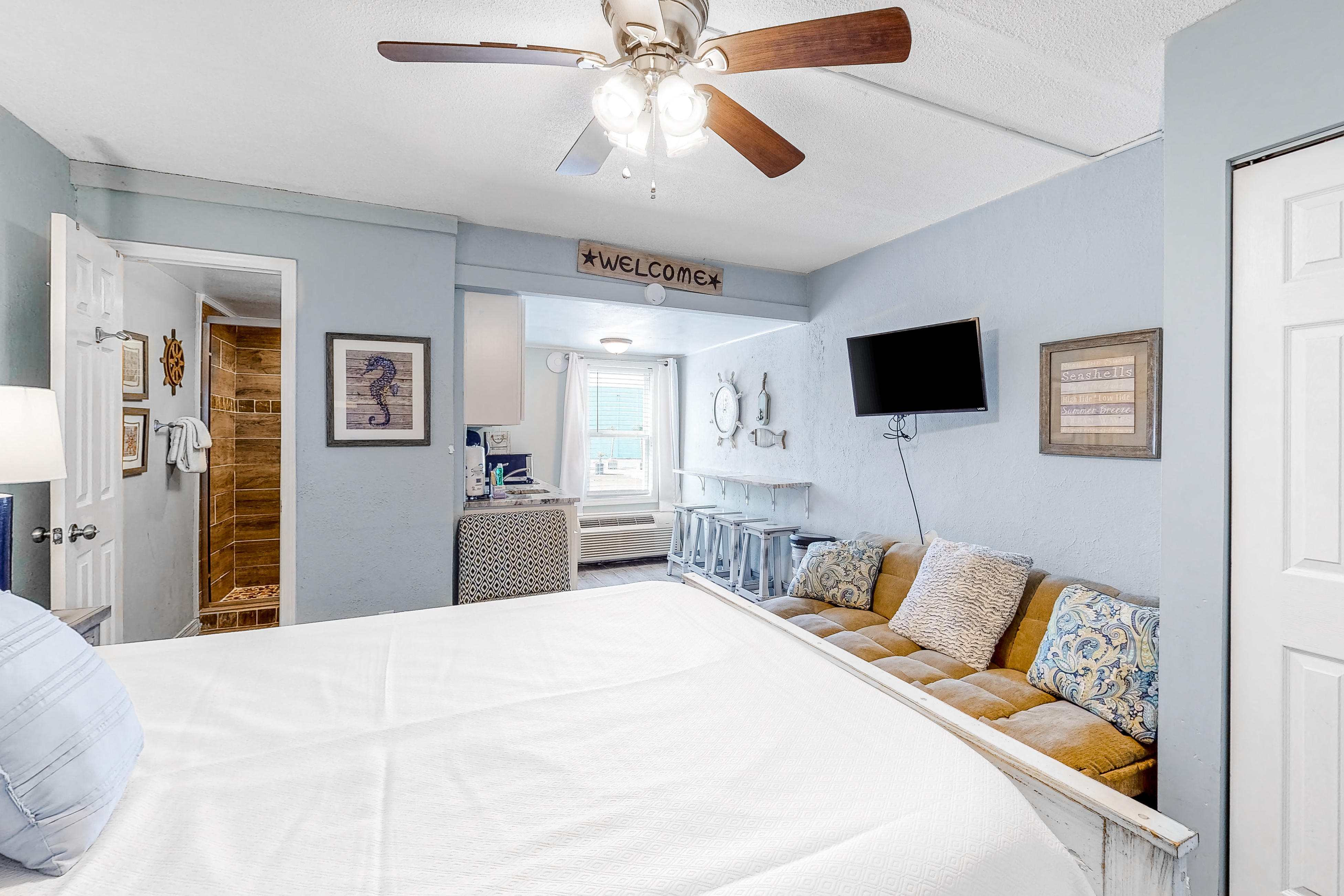 Adorable condo across from the beach with fast WiFi and shared washer/dryer