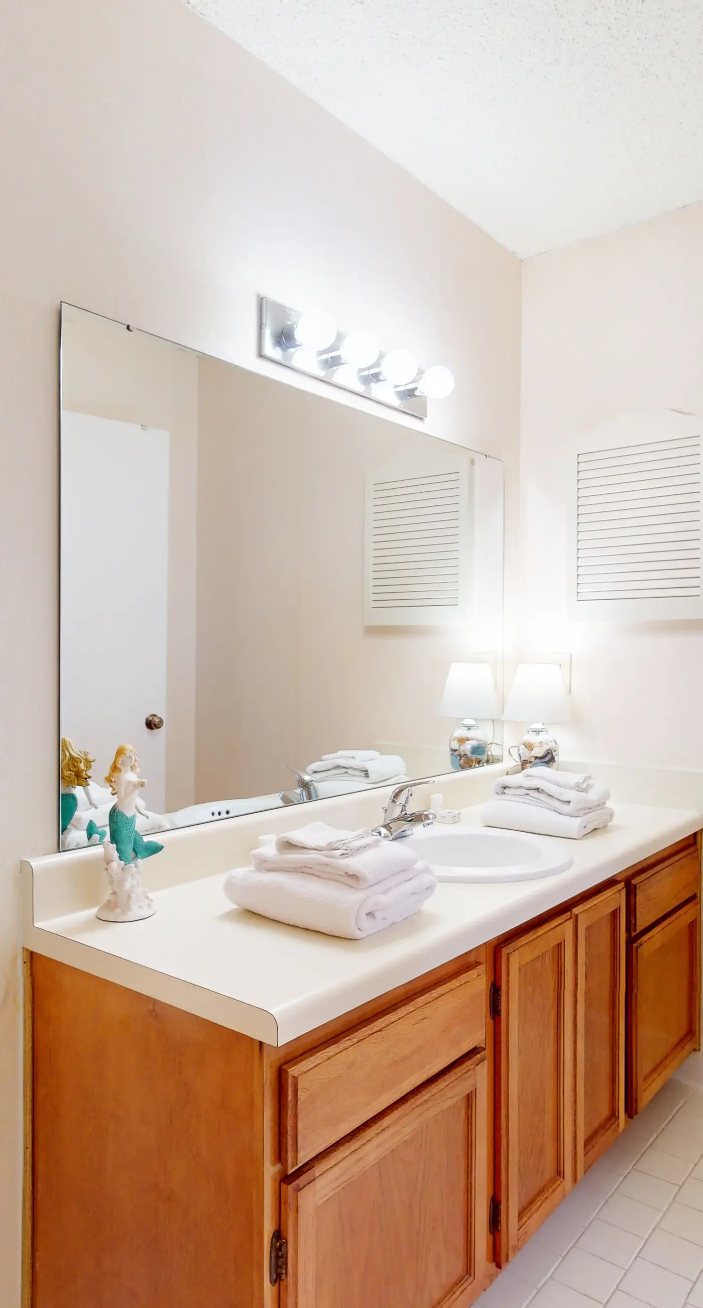 Beach-themed condo with shared pool, pier, and beach access