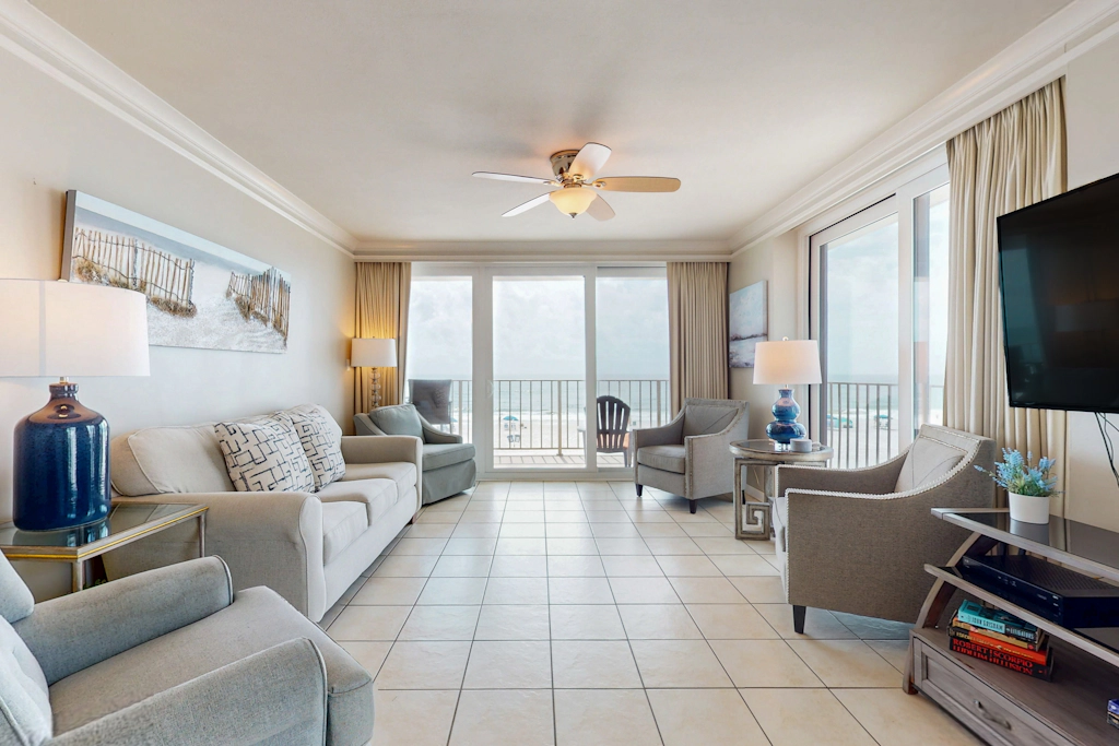 Beachfront condo with Gulf views, balcony, pool & AC - snowbird-friendly