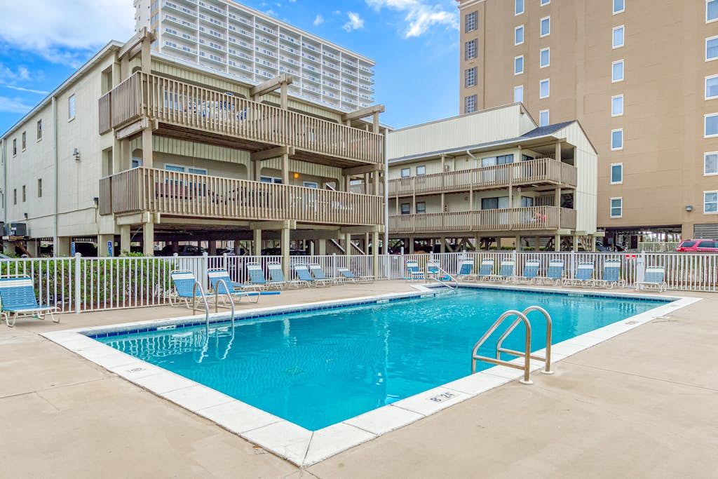 Beachfront condo with Gulf views, balcony, pool & AC - snowbird-friendly