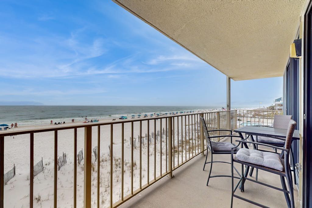 Beachfront condo with Gulf views, balcony, pool & AC - snowbird-friendly