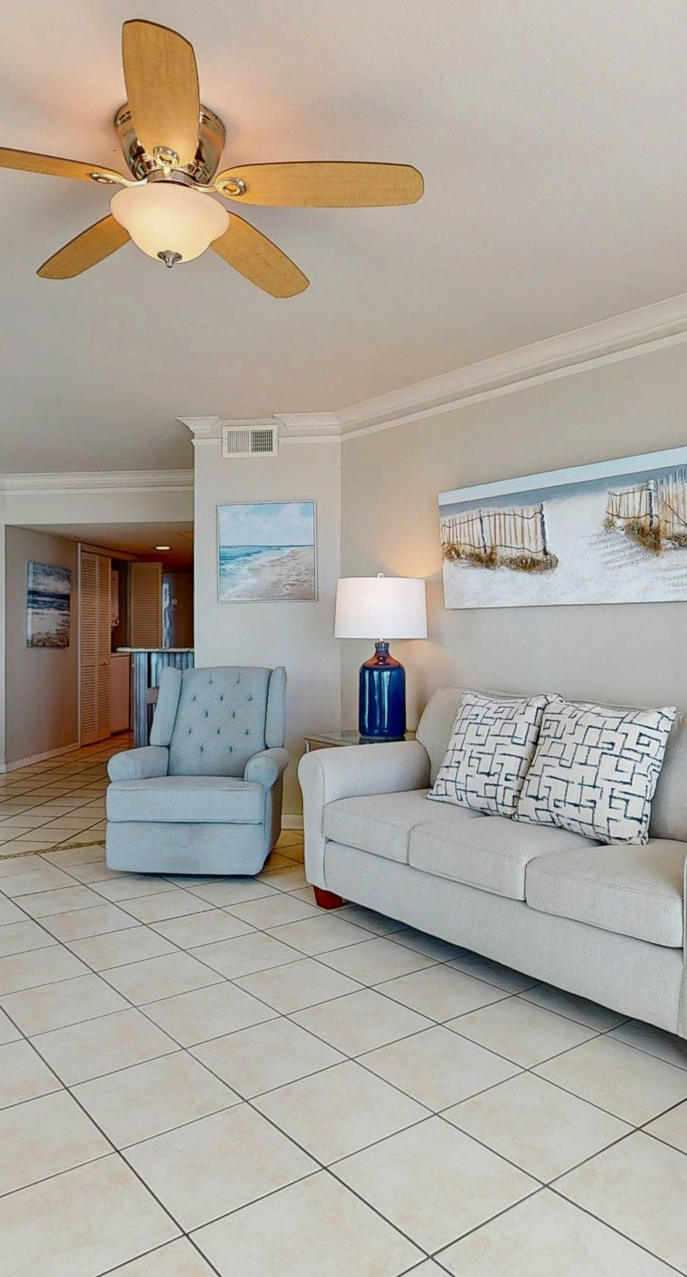 Beachfront condo with Gulf views, balcony, pool & AC - snowbird-friendly