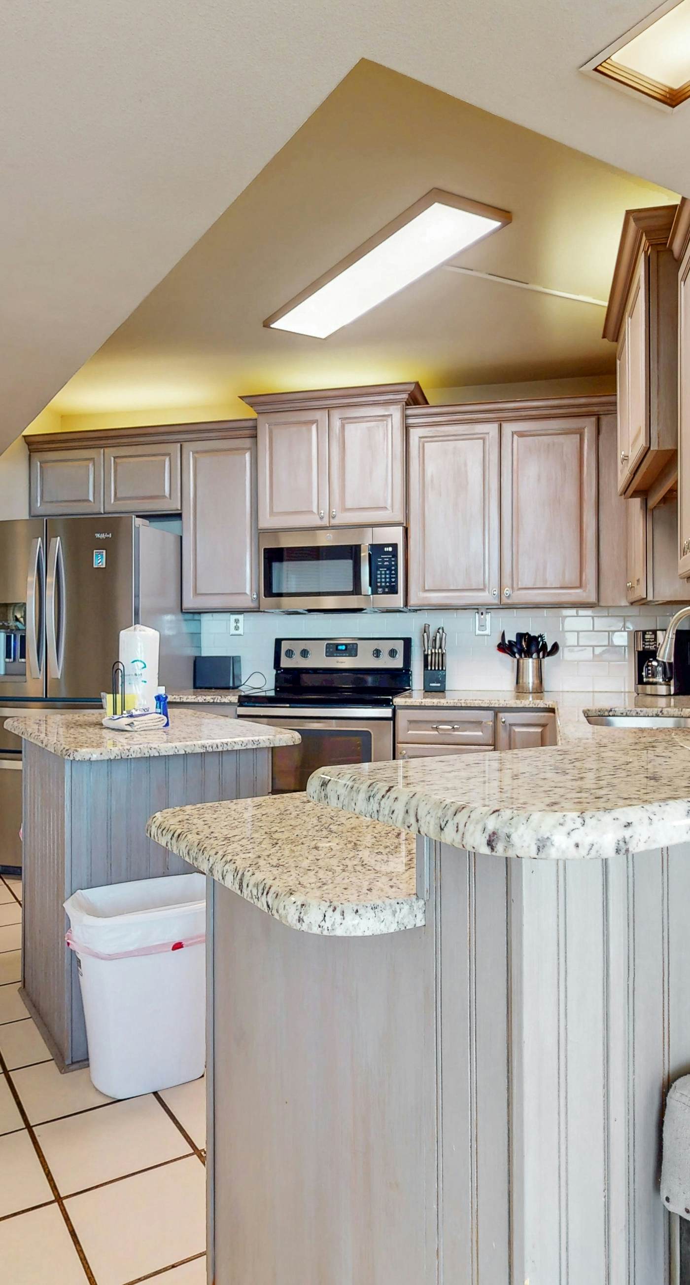 Beachfront condo with Gulf views, balcony, pool & AC - snowbird-friendly