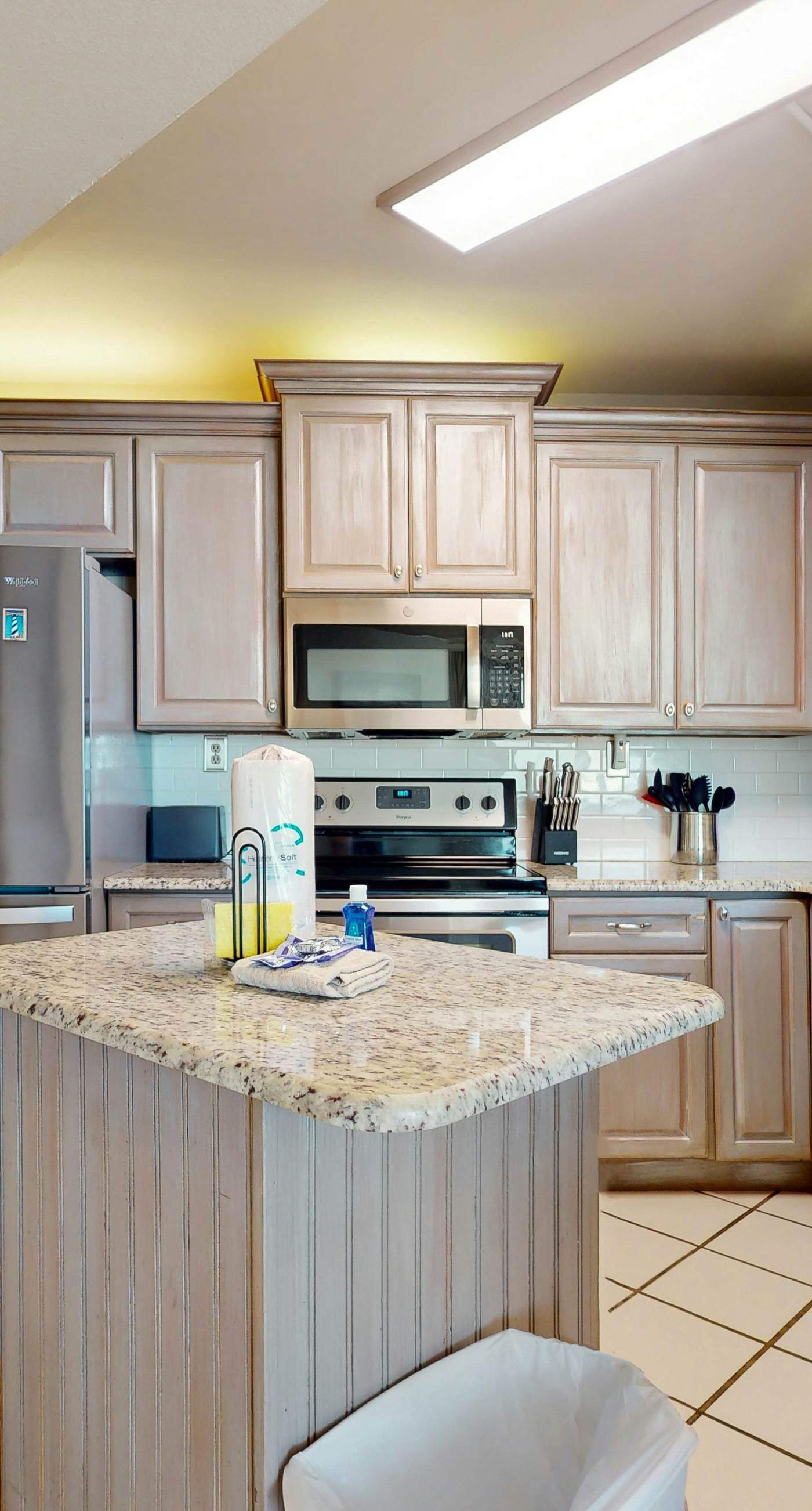 Beachfront condo with Gulf views, balcony, pool & AC - snowbird-friendly