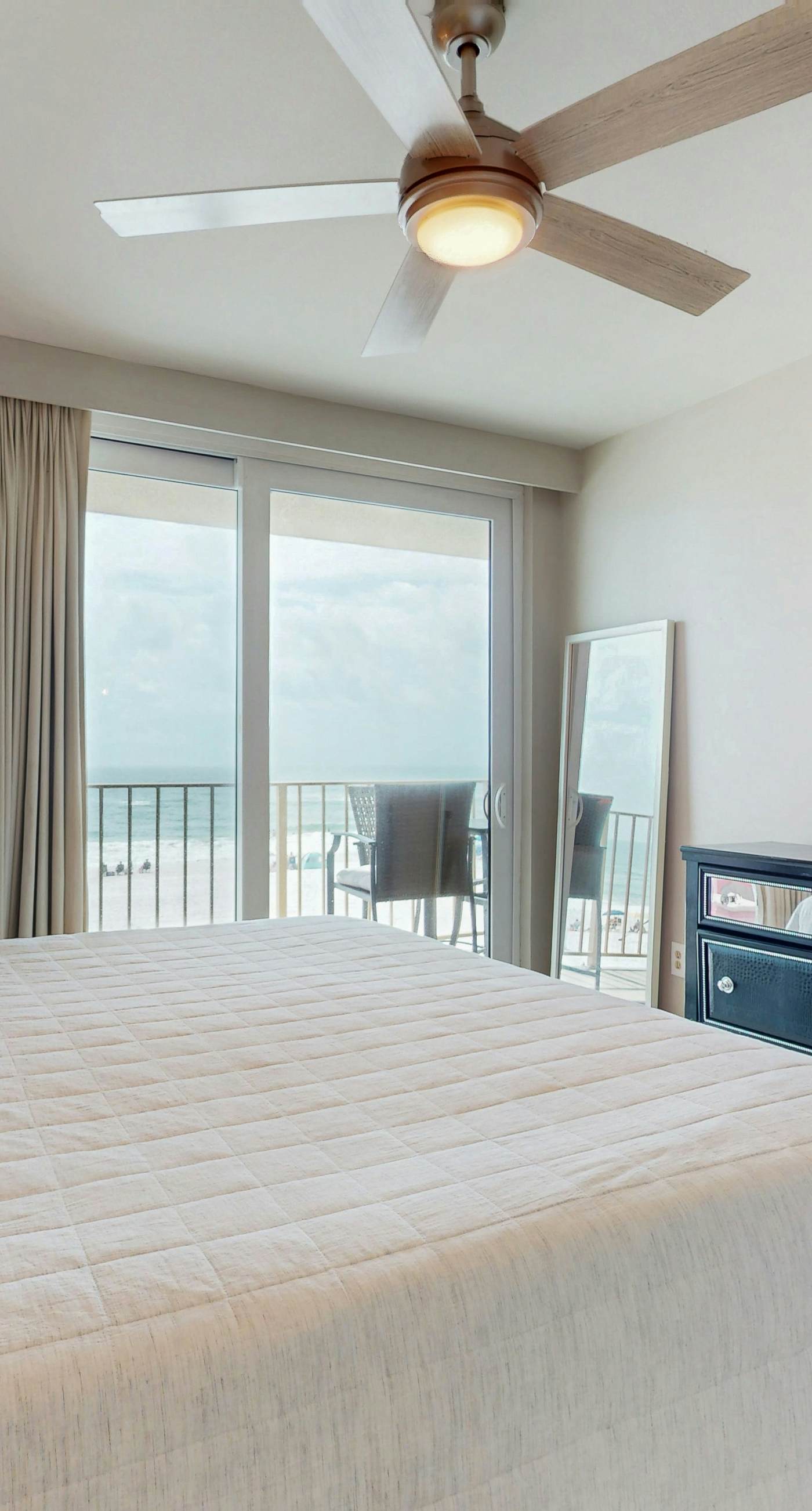 Beachfront condo with Gulf views, balcony, pool & AC - snowbird-friendly