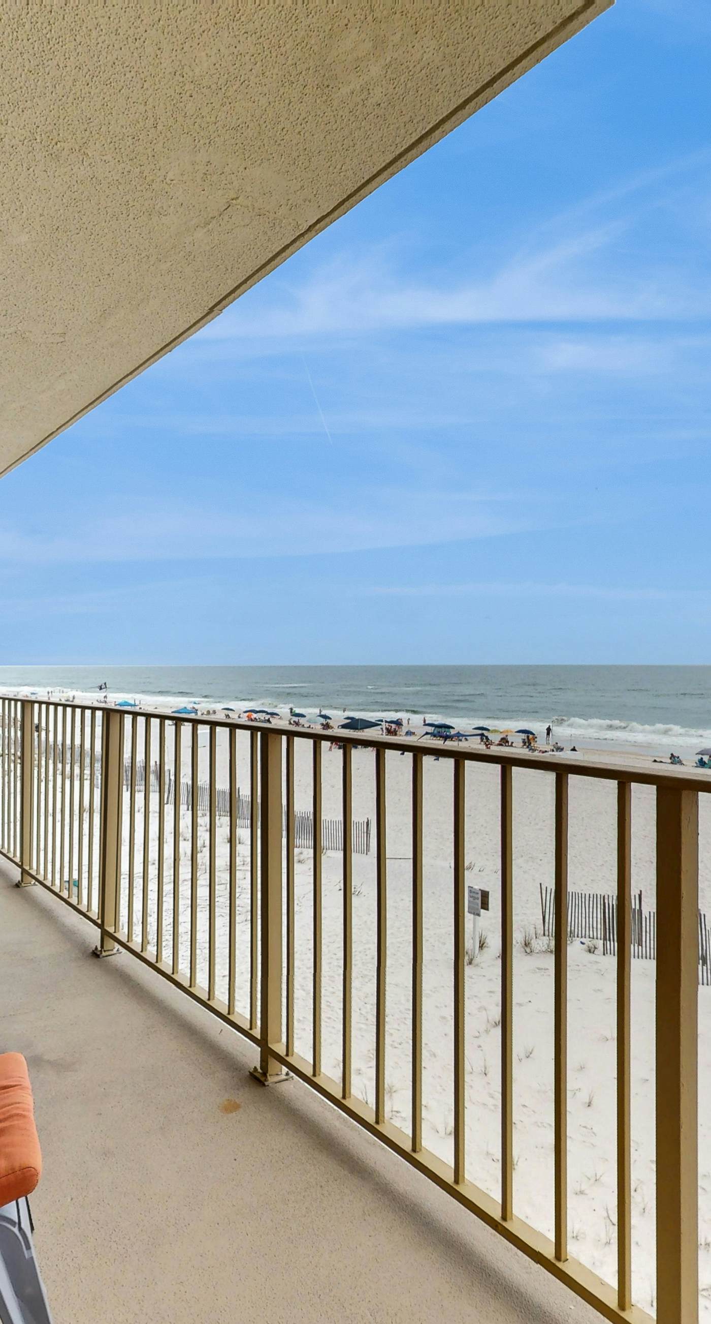 Beachfront condo with Gulf views, balcony, pool & AC - snowbird-friendly