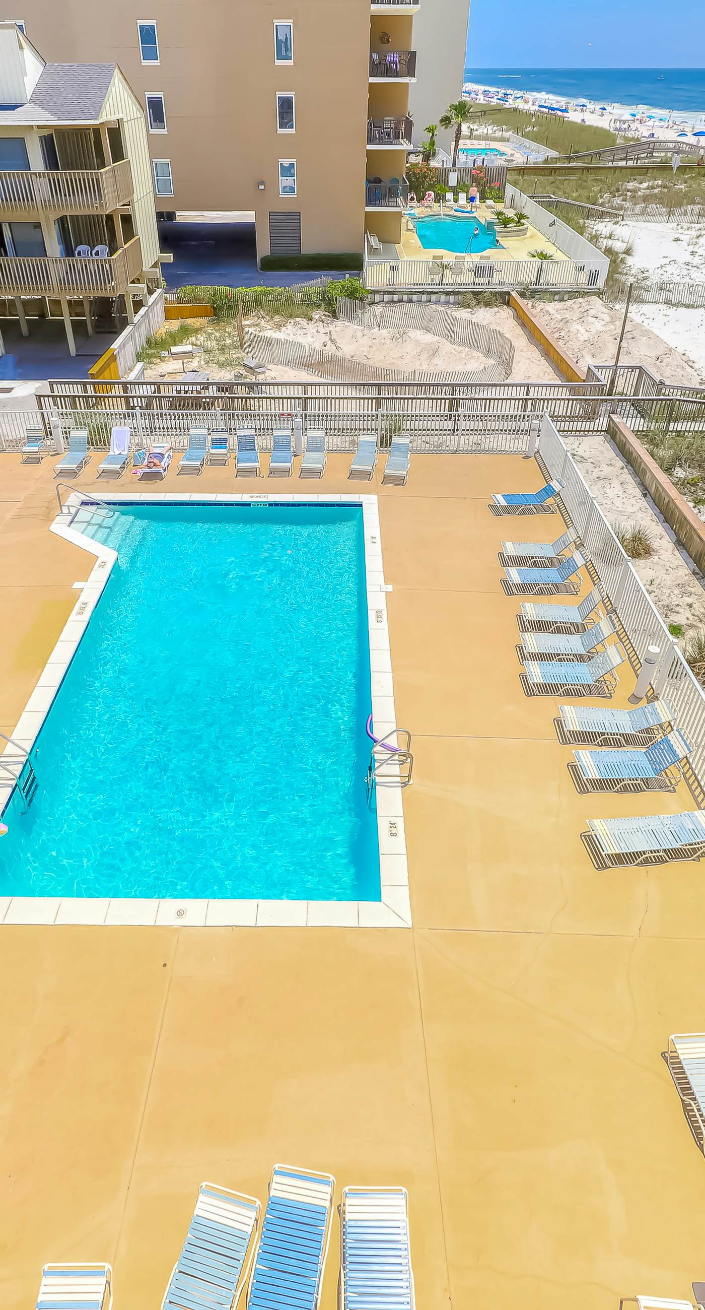 Beachfront condo with Gulf views, balcony, pool & AC - snowbird-friendly