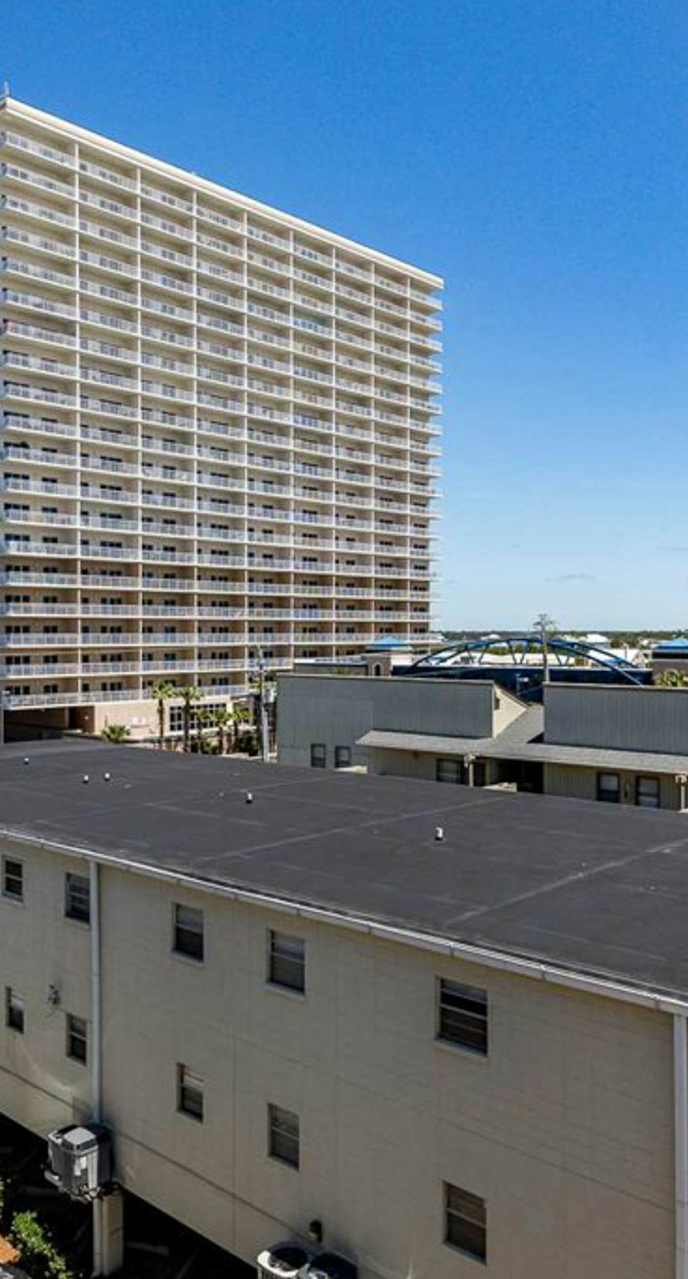 Beachfront condo with Gulf views, balcony, pool & AC - snowbird-friendly