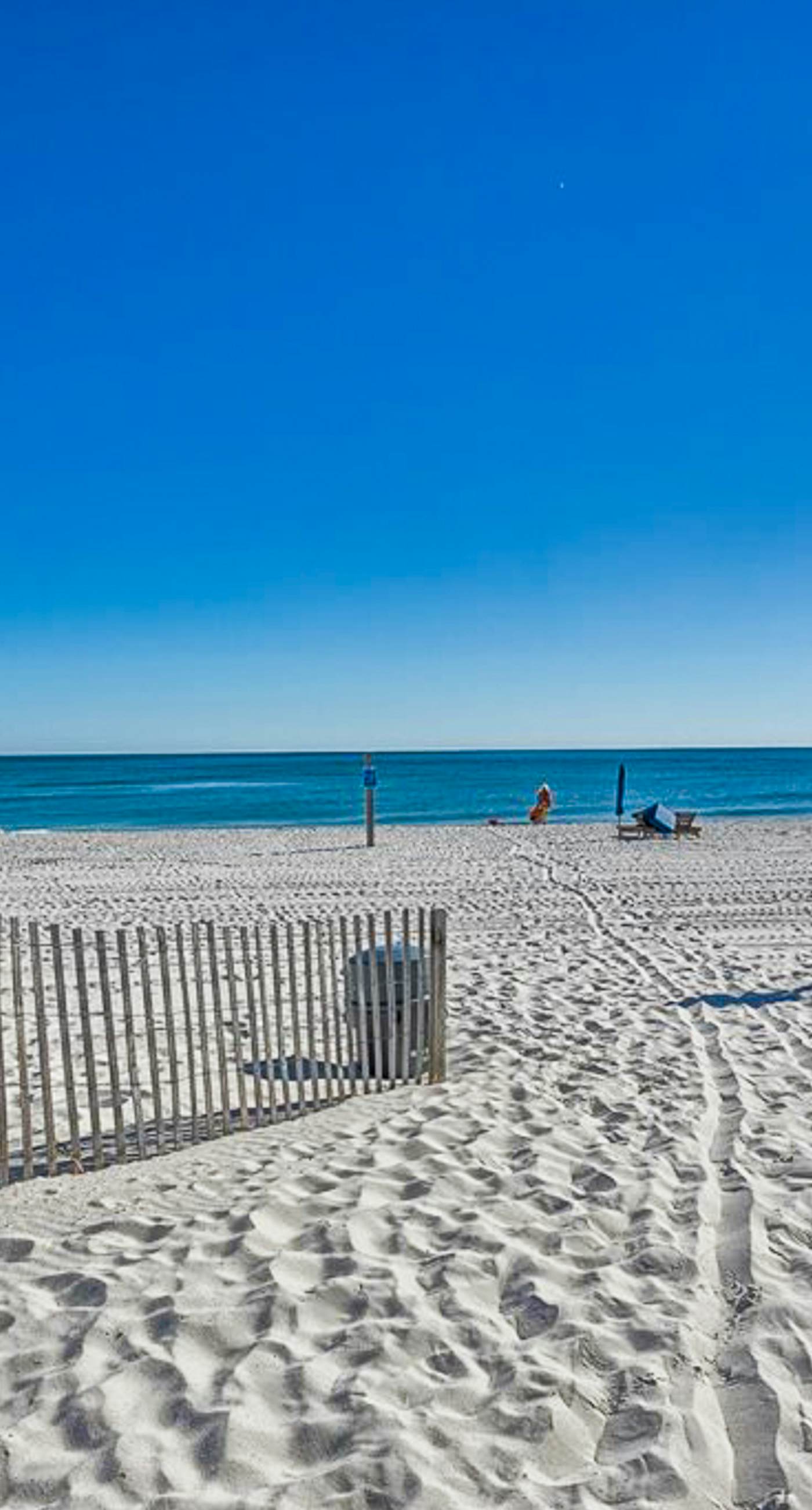 Beachfront condo with Gulf views, balcony, pool & AC - snowbird-friendly