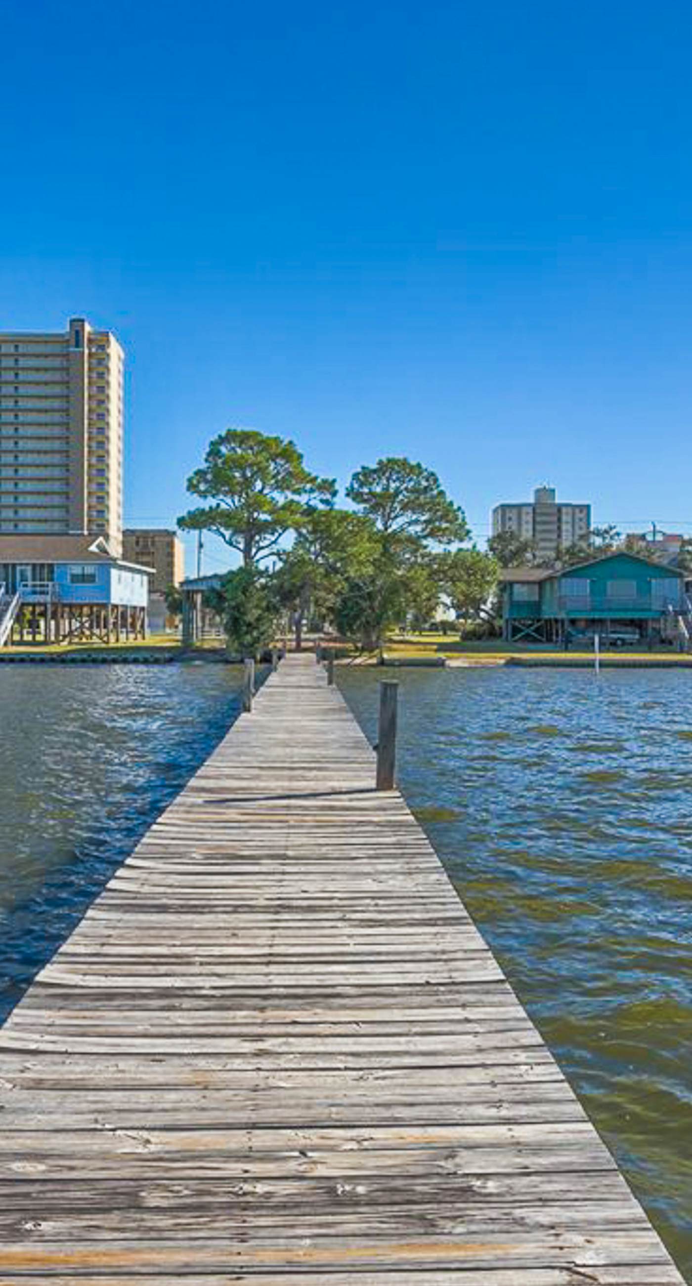 Beachfront condo with Gulf views, balcony, pool & AC - snowbird-friendly