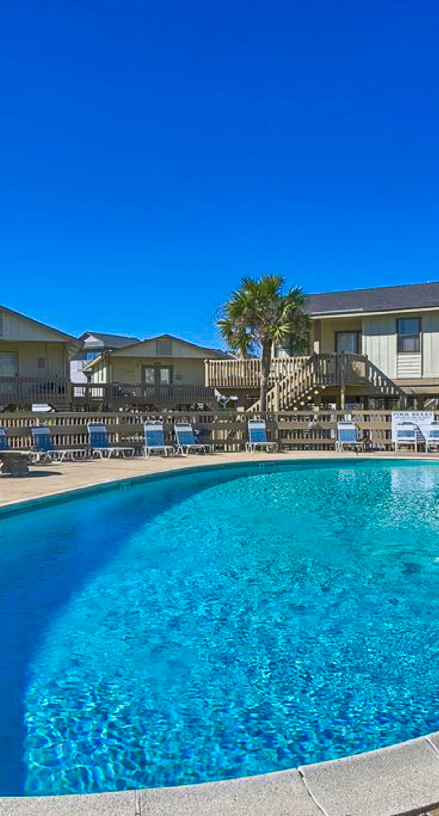 Beachfront condo with Gulf views, balcony, pool & AC - snowbird-friendly