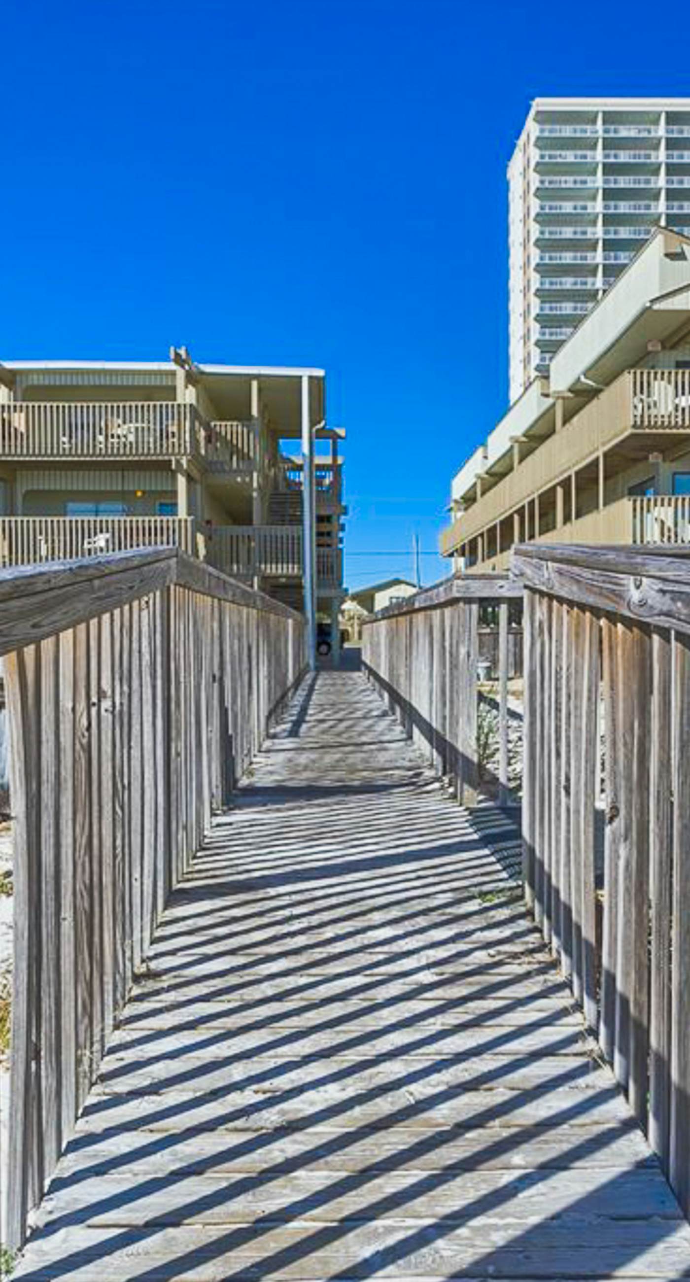 Beachfront condo with Gulf views, balcony, pool & AC - snowbird-friendly