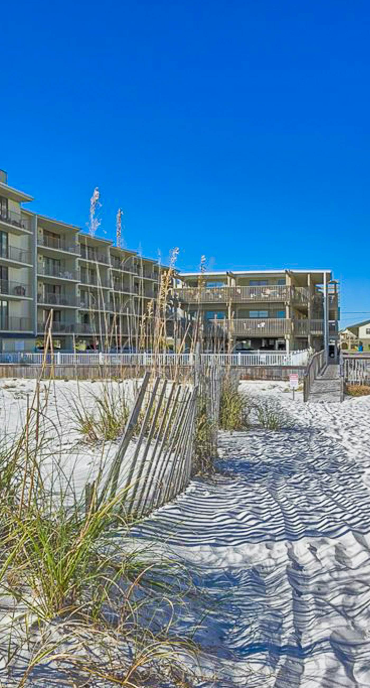 Beachfront condo with Gulf views, balcony, pool & AC - snowbird-friendly