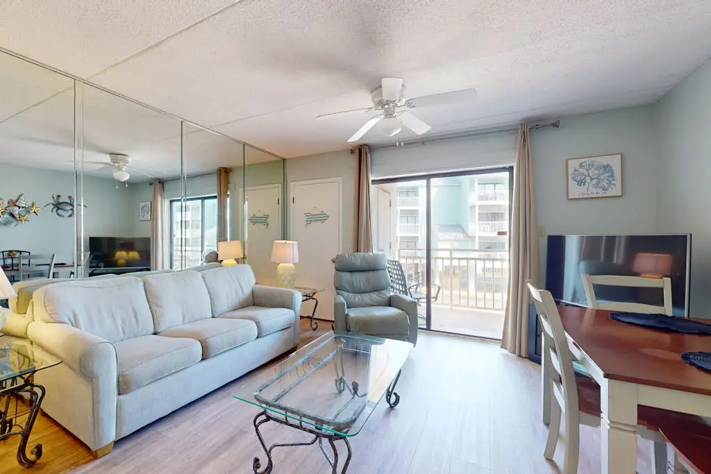 Beachfront condo with Gulf views, balcony, pool & AC - snowbird-friendly