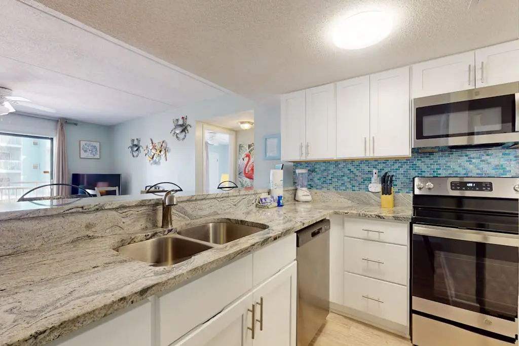 Beachfront condo with Gulf views, balcony, pool & AC - snowbird-friendly