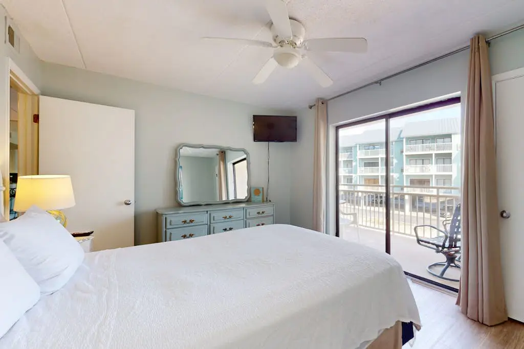 Beachfront condo with Gulf views, balcony, pool & AC - snowbird-friendly