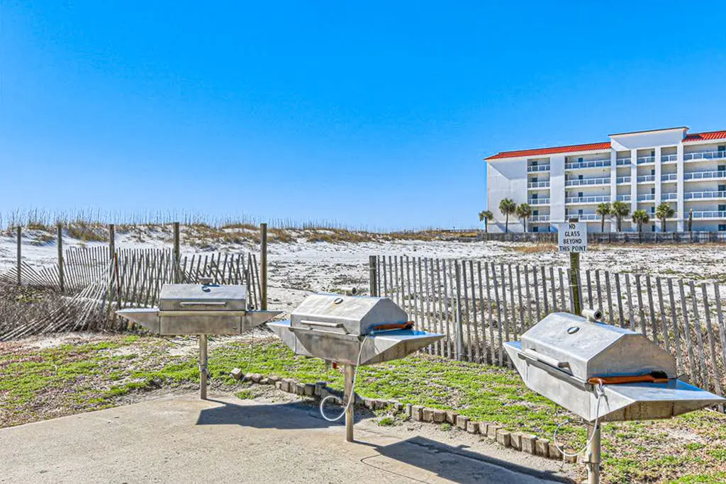 Beachfront condo with Gulf views, balcony, pool & AC - snowbird-friendly