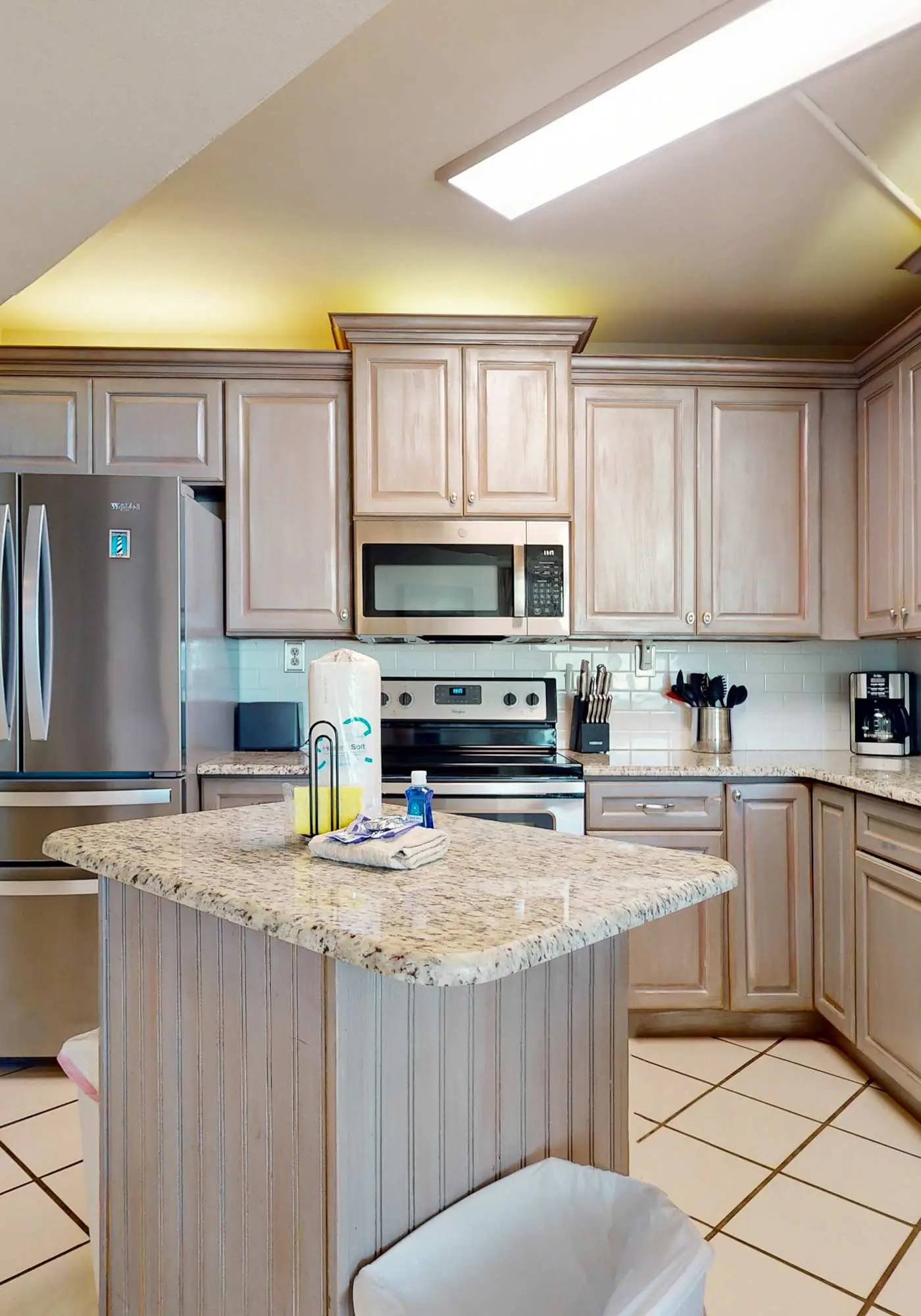 Beachfront condo with Gulf views, balcony, pool & AC - snowbird-friendly