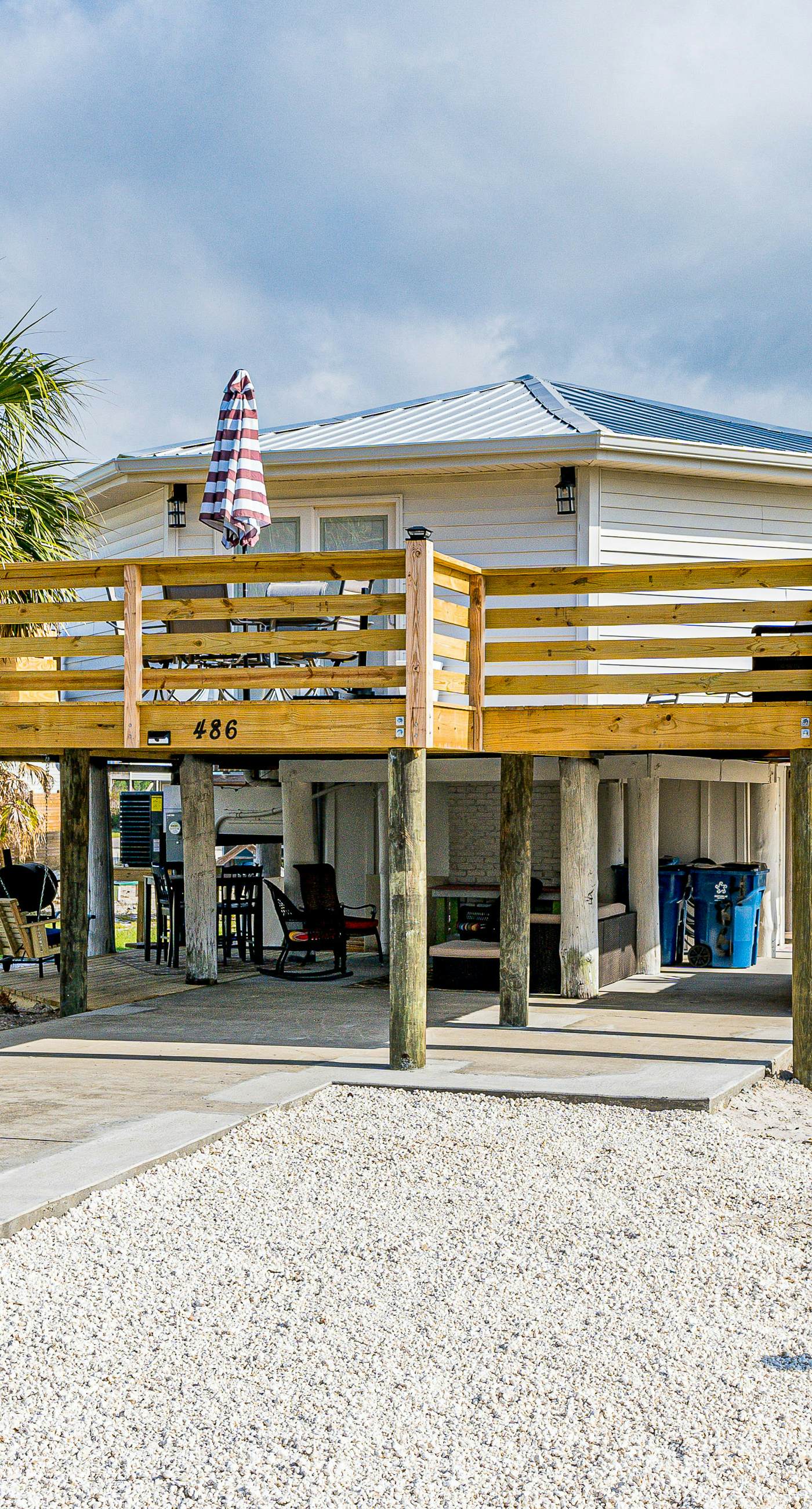 Dog-friendly beach stay with a balcony, grill, outdoor bar, swing, W&D, & AC