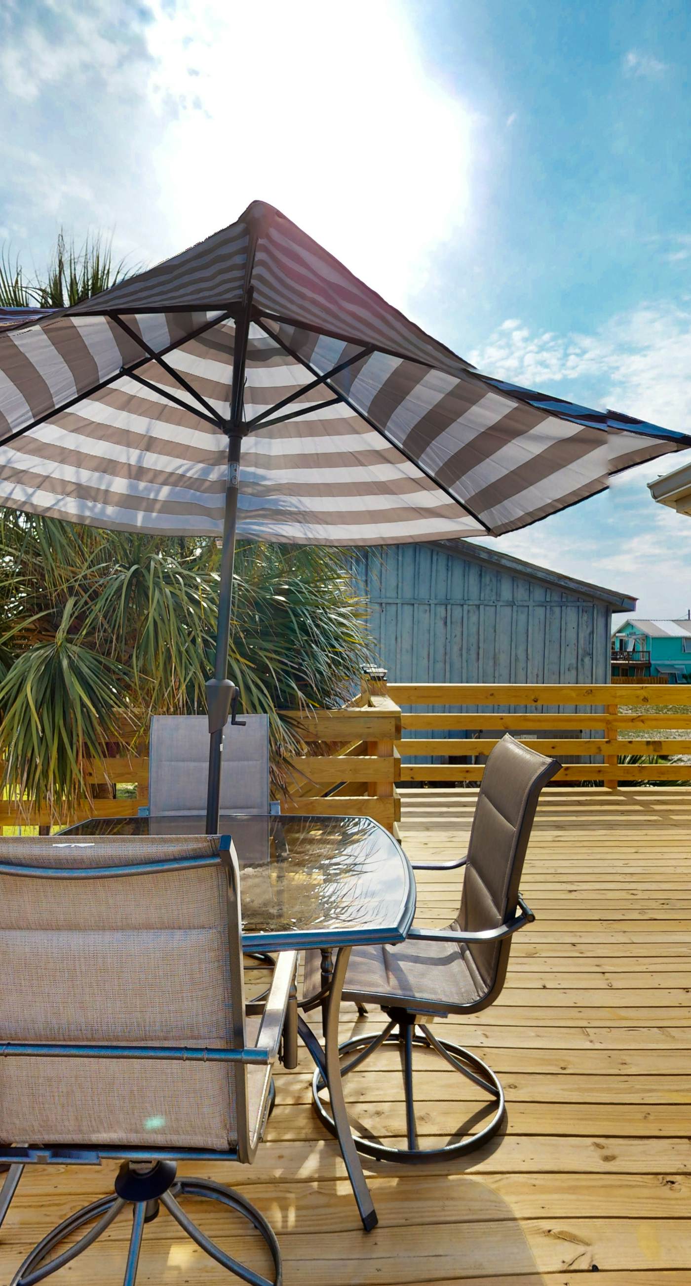 Dog-friendly beach stay with a balcony, grill, outdoor bar, swing, W&D, & AC