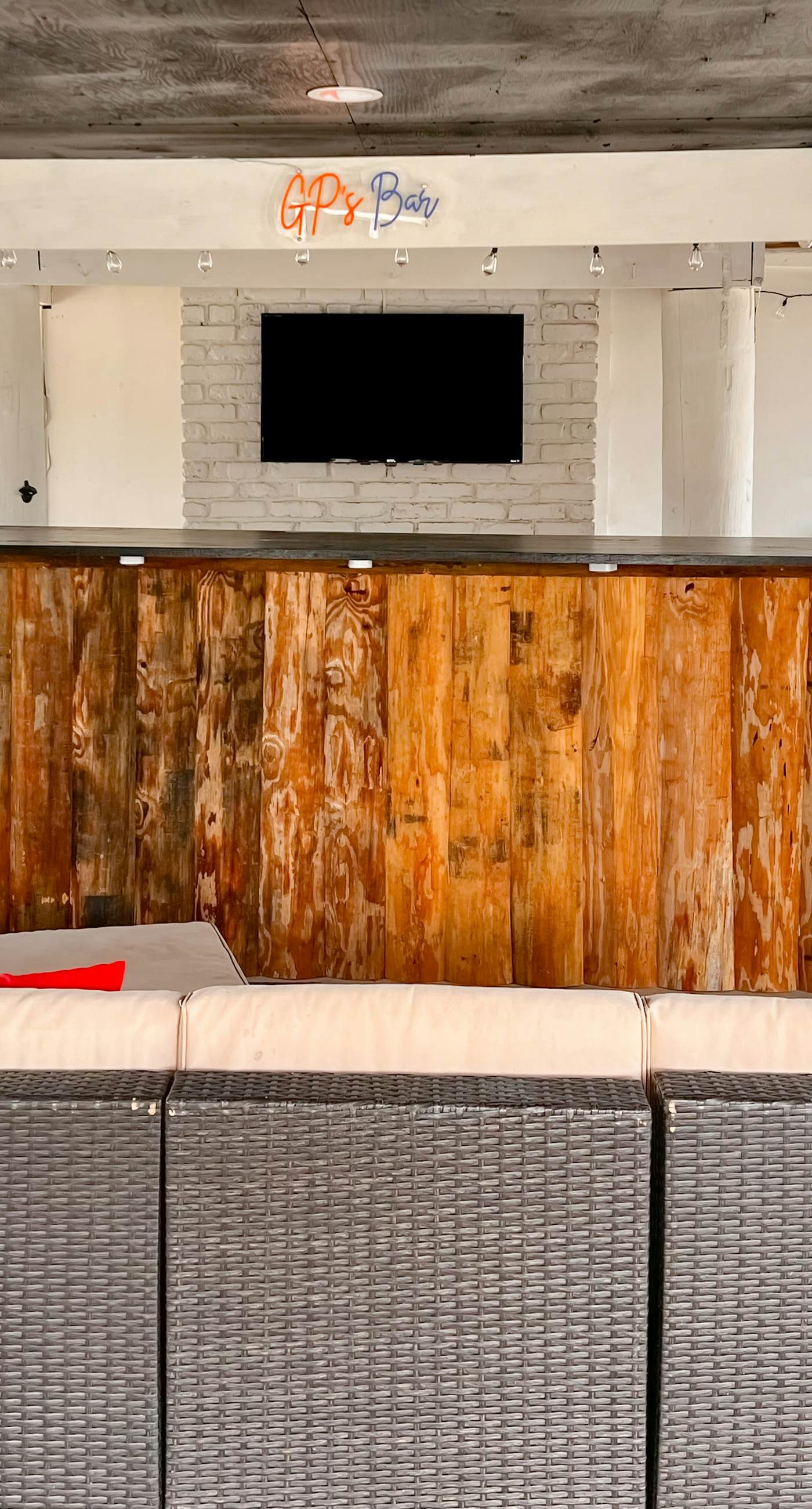 Dog-friendly beach stay with a balcony, grill, outdoor bar, swing, W&D, & AC