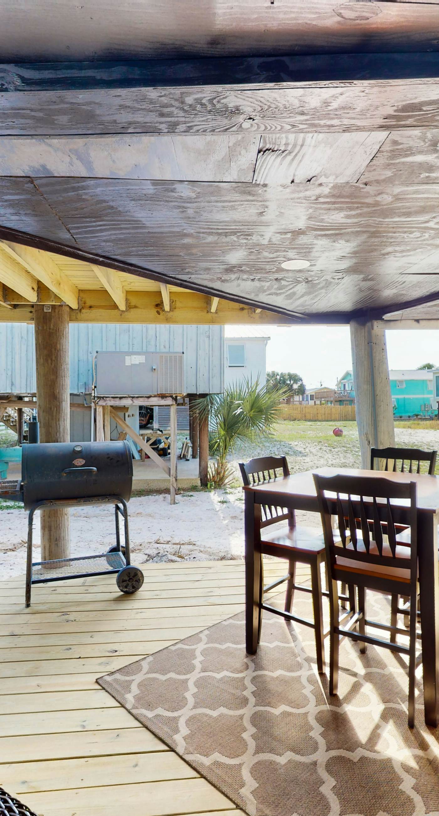 Dog-friendly beach stay with a balcony, grill, outdoor bar, swing, W&D, & AC