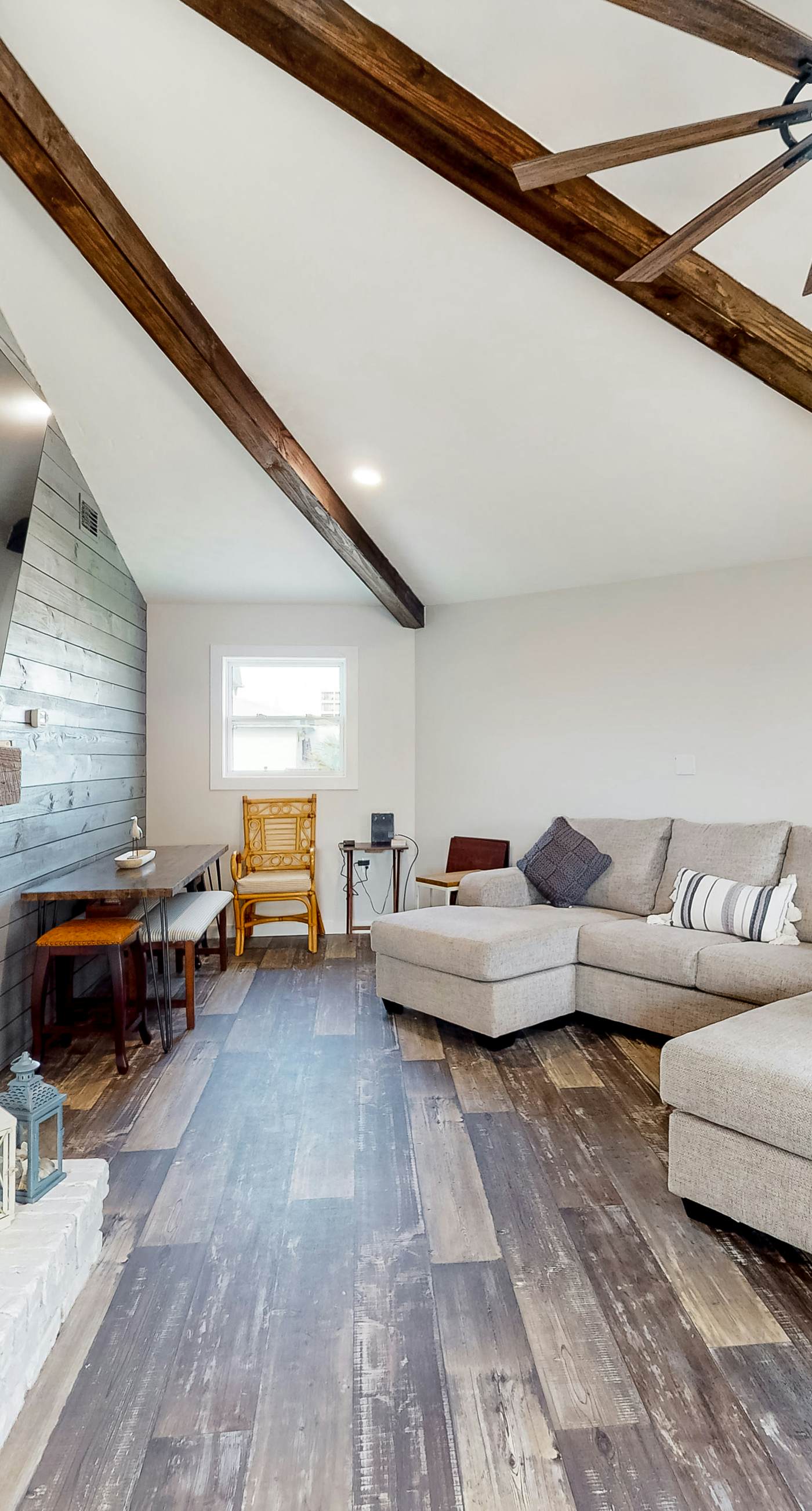 Dog-friendly beach stay with a balcony, grill, outdoor bar, swing, W&D, & AC