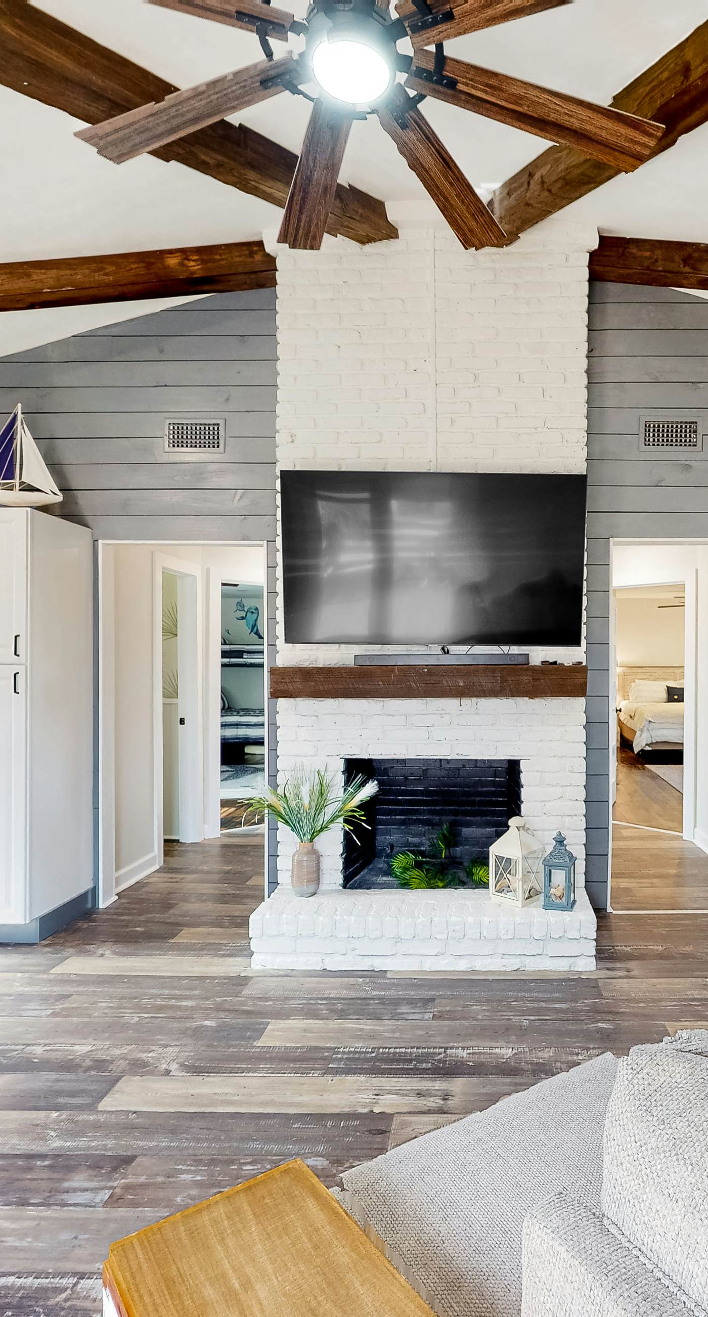 Dog-friendly beach stay with a balcony, grill, outdoor bar, swing, W&D, & AC