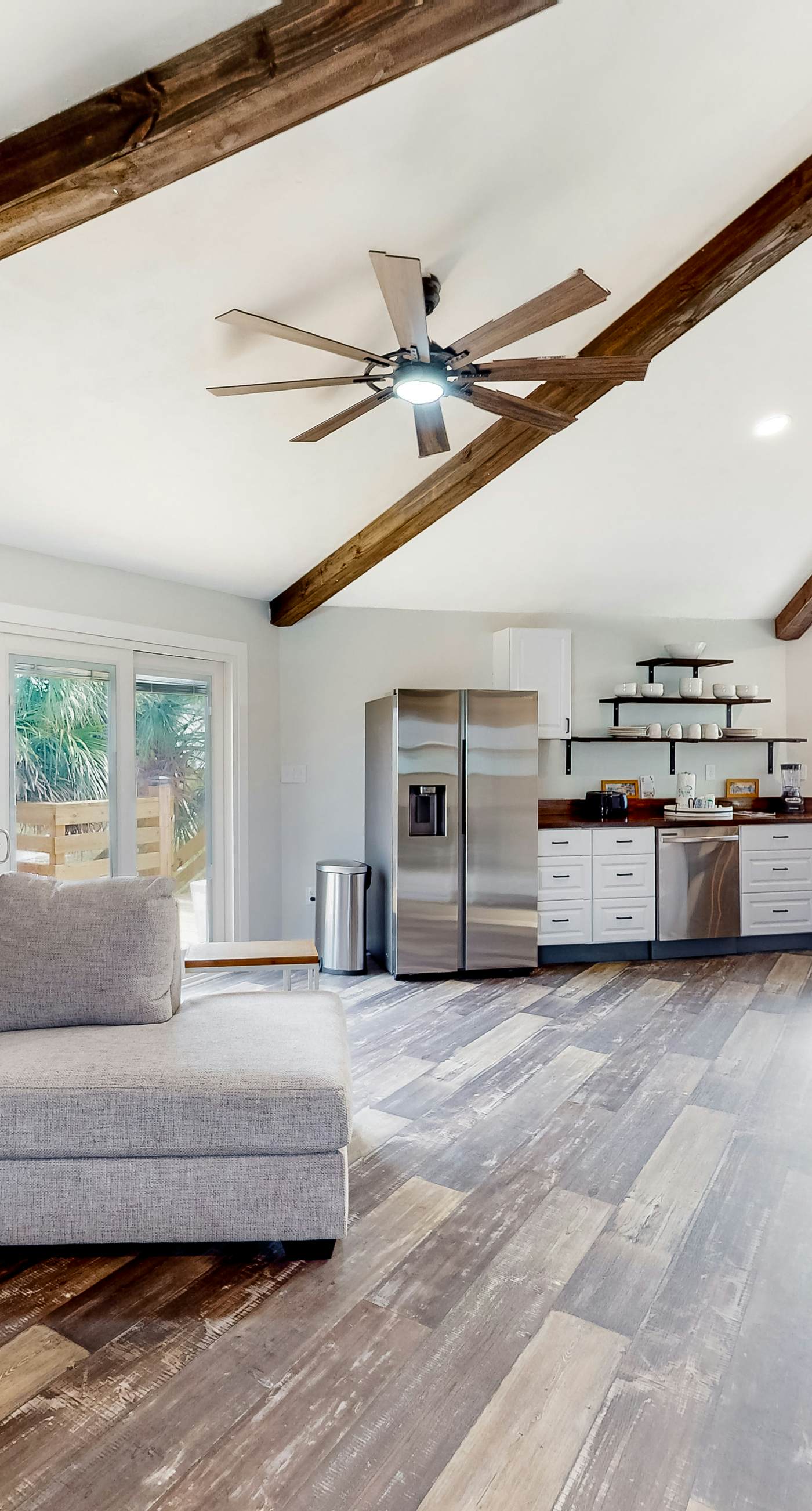 Dog-friendly beach stay with a balcony, grill, outdoor bar, swing, W&D, & AC