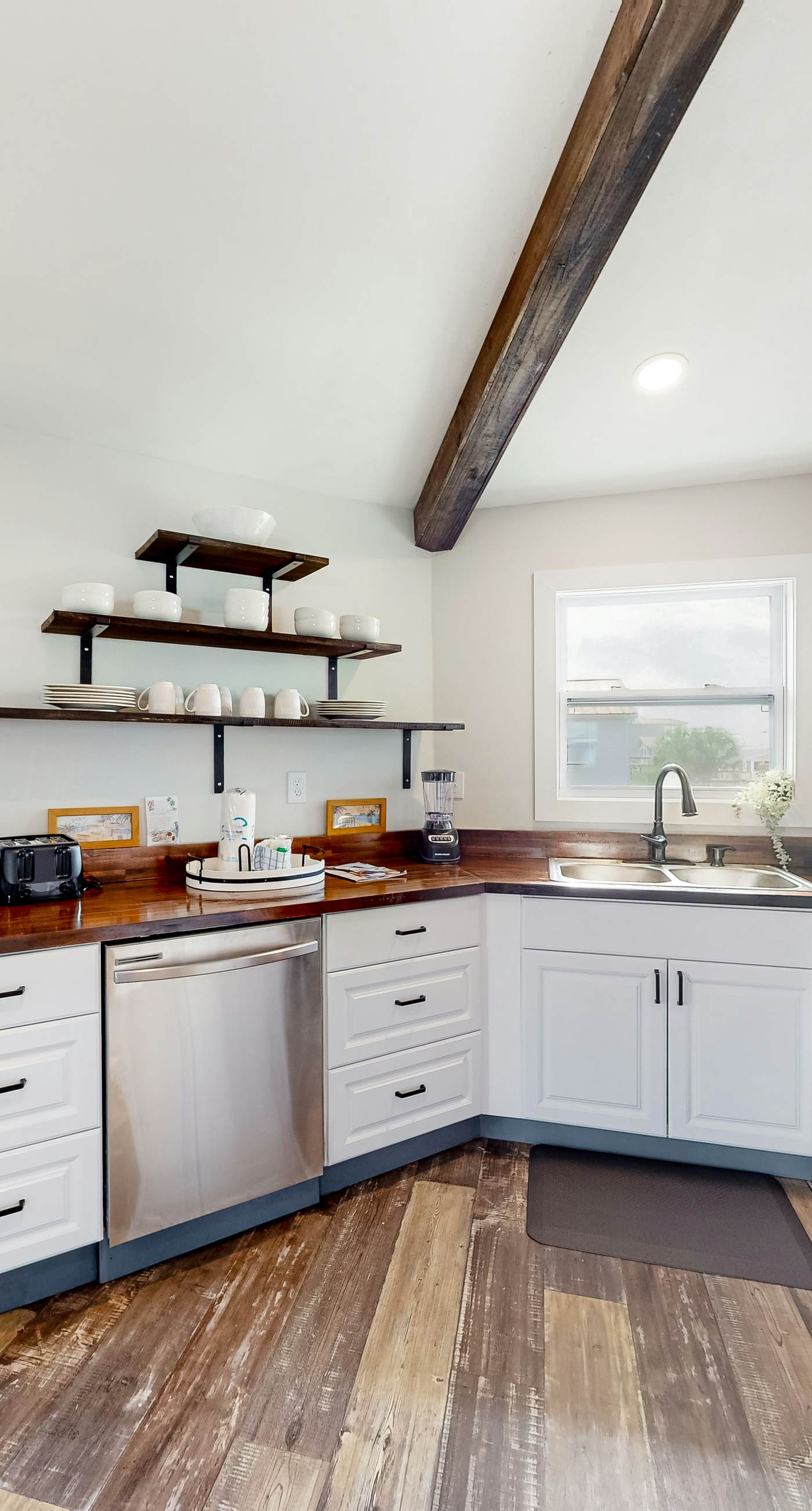 Dog-friendly beach stay with a balcony, grill, outdoor bar, swing, W&D, & AC