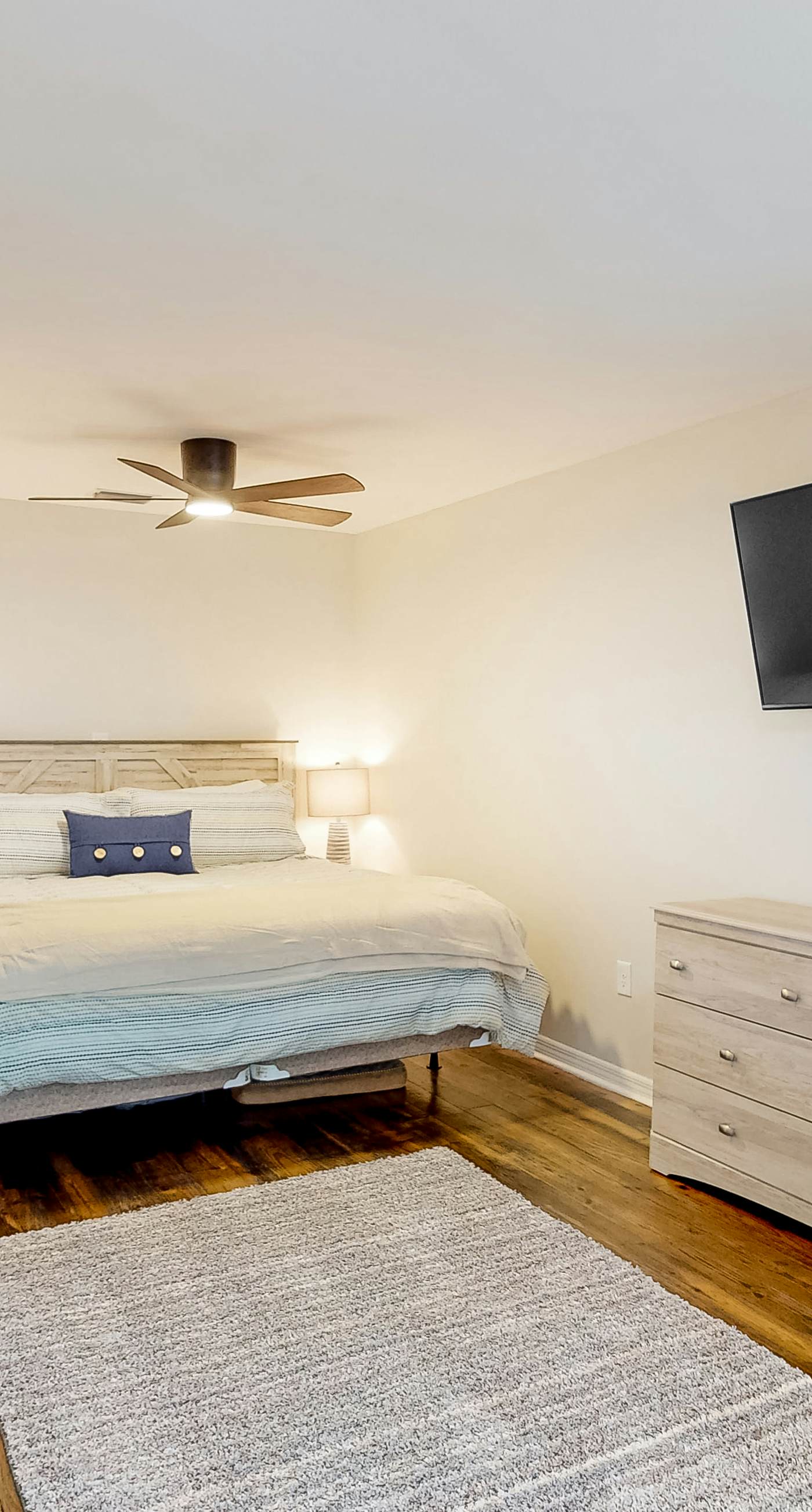 Dog-friendly beach stay with a balcony, grill, outdoor bar, swing, W&D, & AC