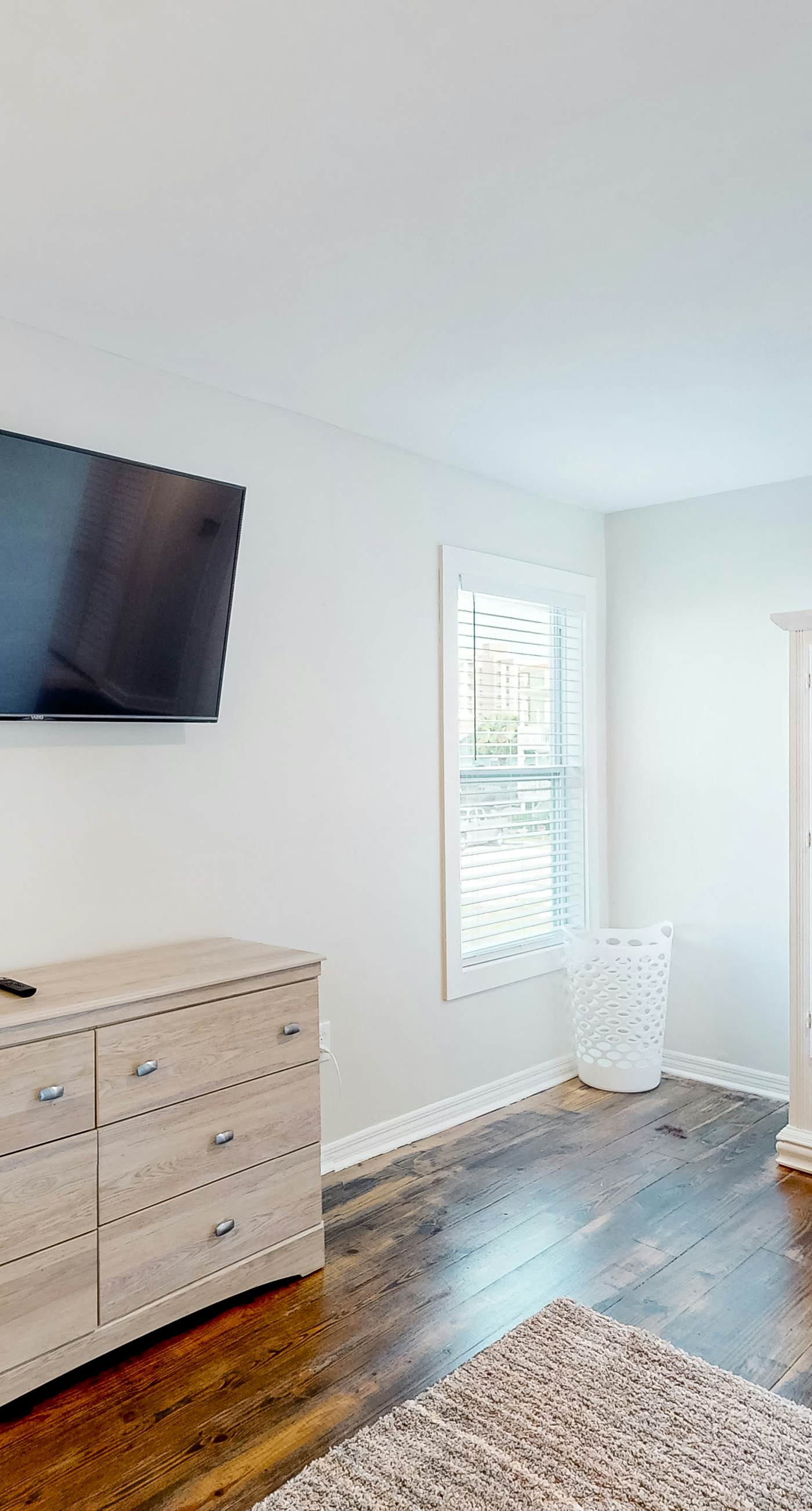 Dog-friendly beach stay with a balcony, grill, outdoor bar, swing, W&D, & AC