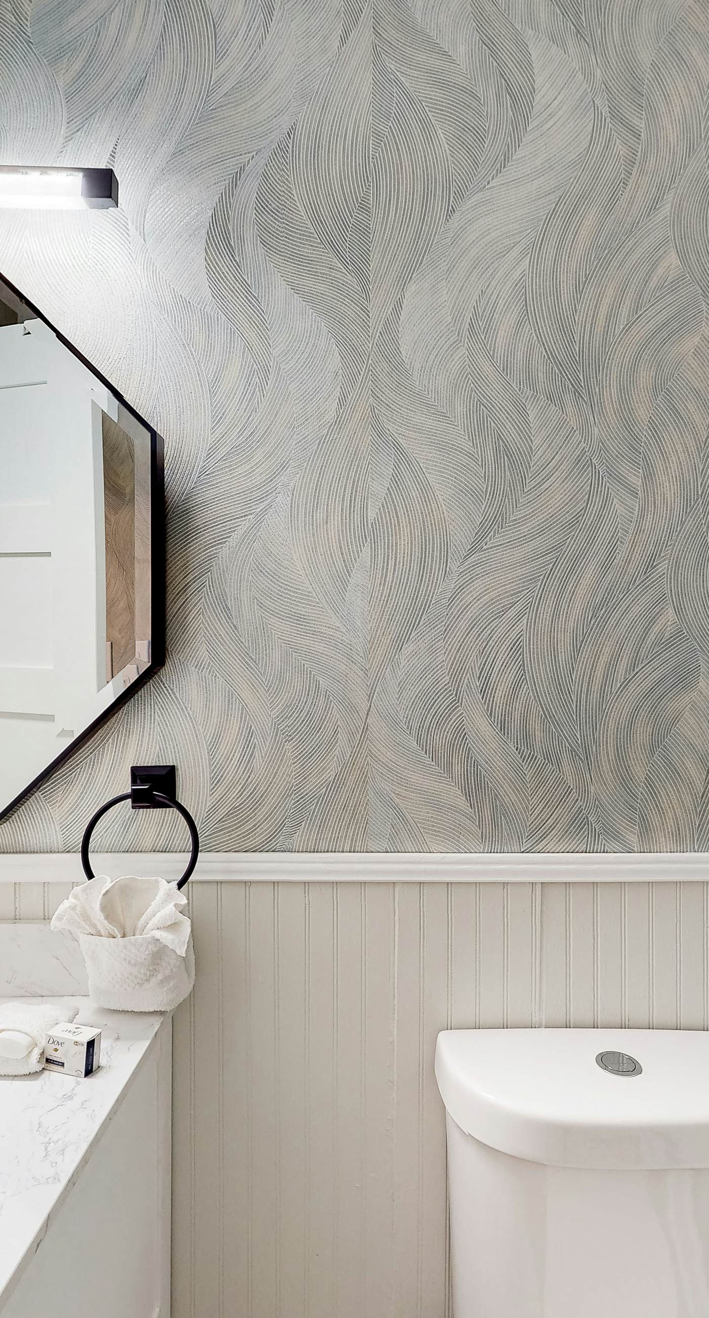 Dog-friendly beach stay with a balcony, grill, outdoor bar, swing, W&D, & AC