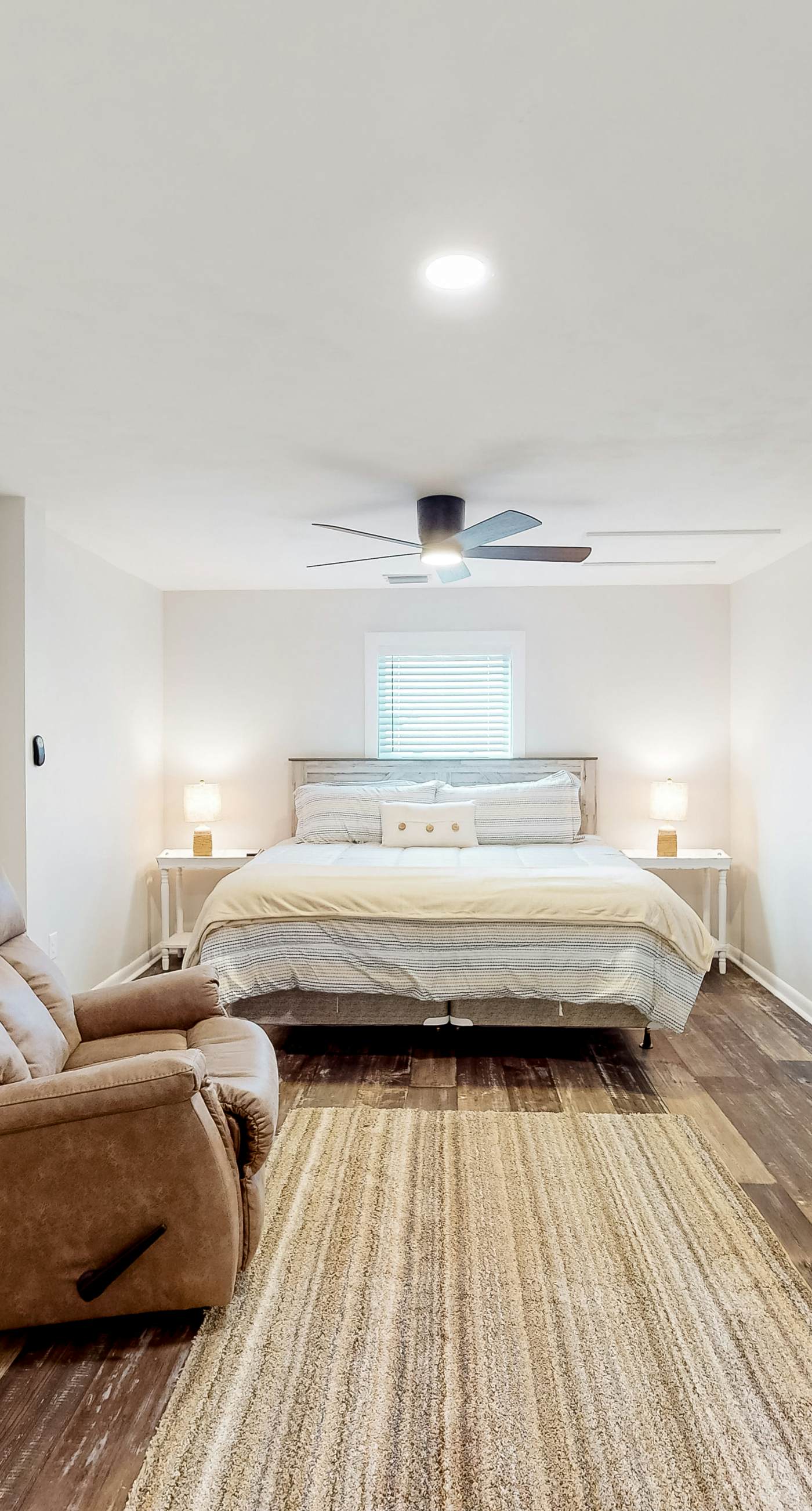 Dog-friendly beach stay with a balcony, grill, outdoor bar, swing, W&D, & AC