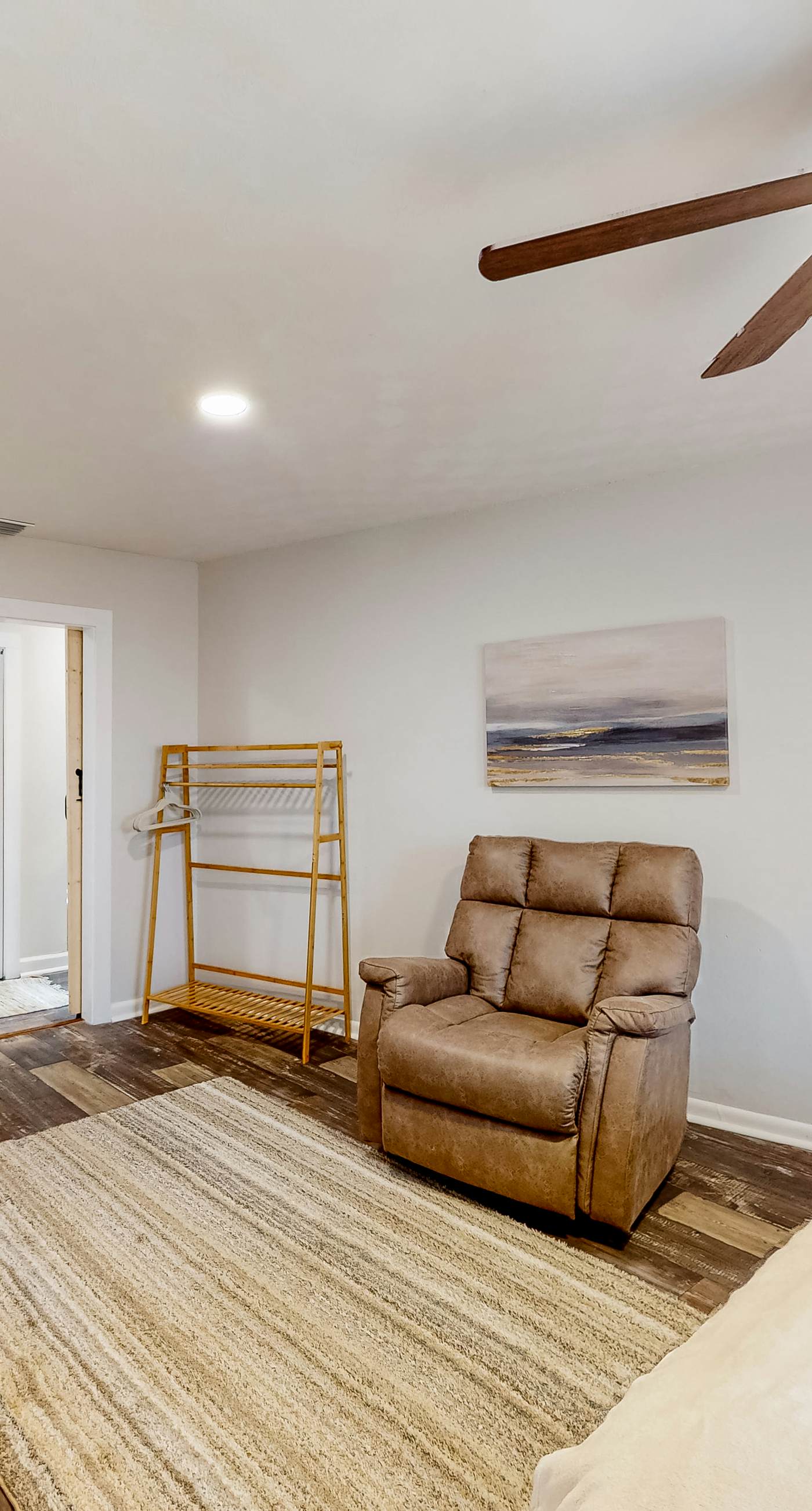 Dog-friendly beach stay with a balcony, grill, outdoor bar, swing, W&D, & AC