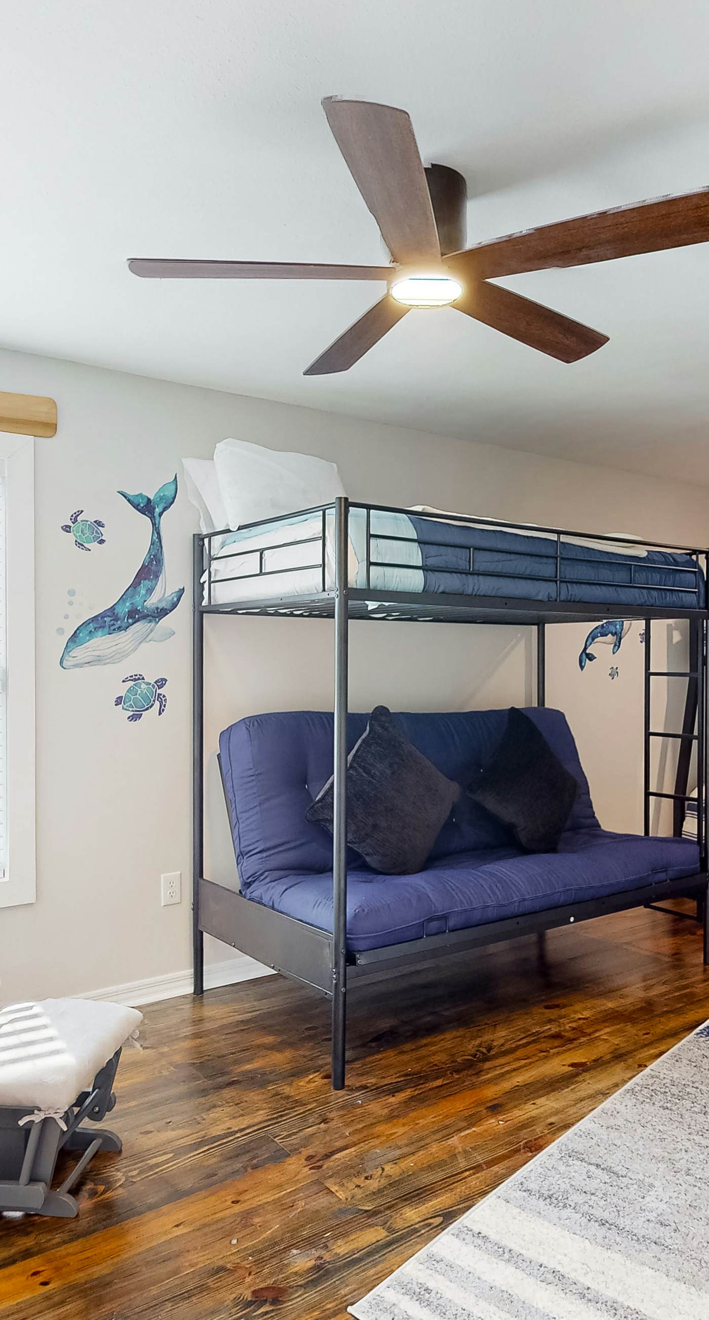 Dog-friendly beach stay with a balcony, grill, outdoor bar, swing, W&D, & AC