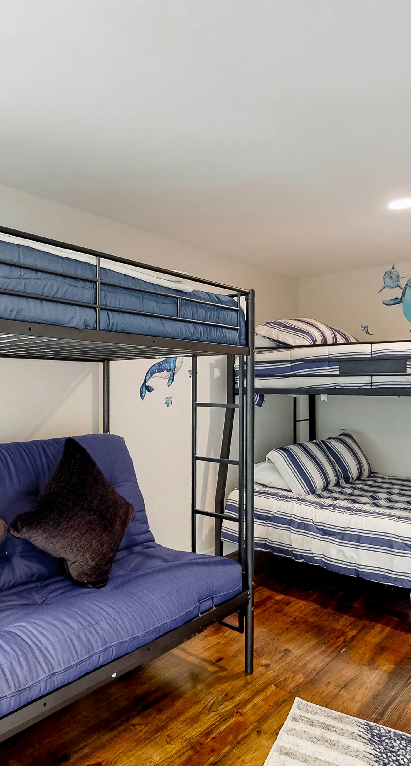 Dog-friendly beach stay with a balcony, grill, outdoor bar, swing, W&D, & AC