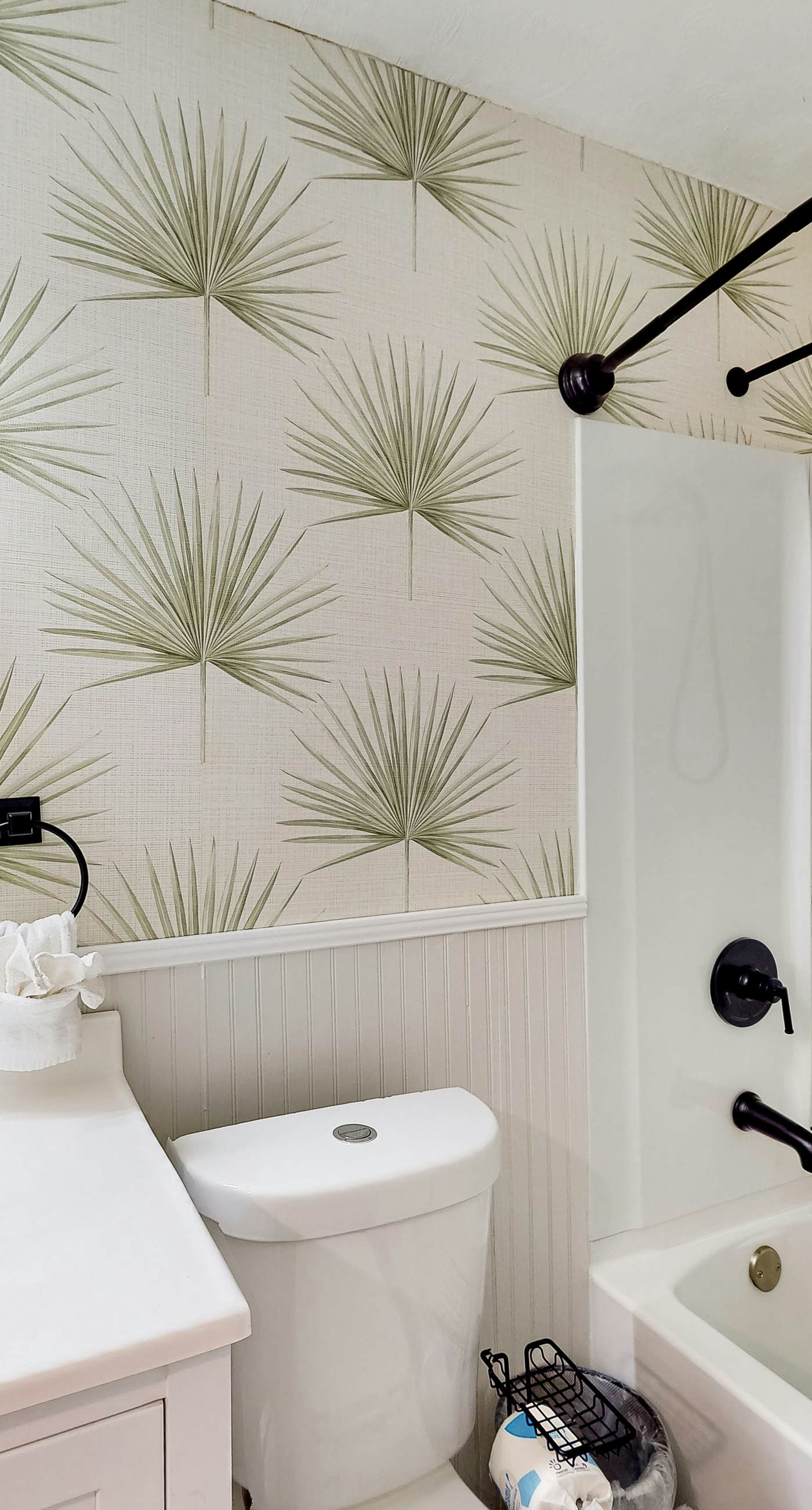 Dog-friendly beach stay with a balcony, grill, outdoor bar, swing, W&D, & AC