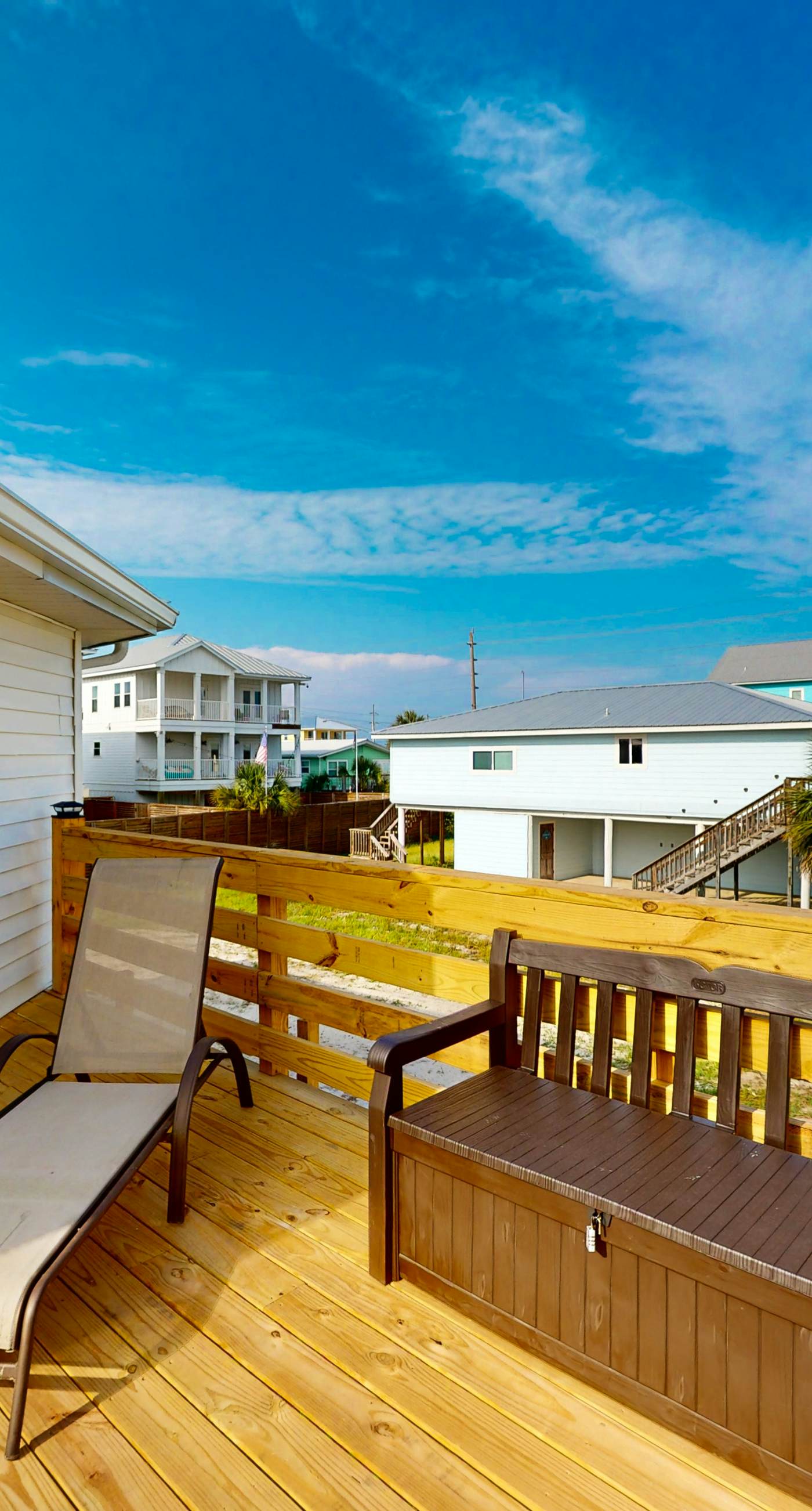 Dog-friendly beach stay with a balcony, grill, outdoor bar, swing, W&D, & AC