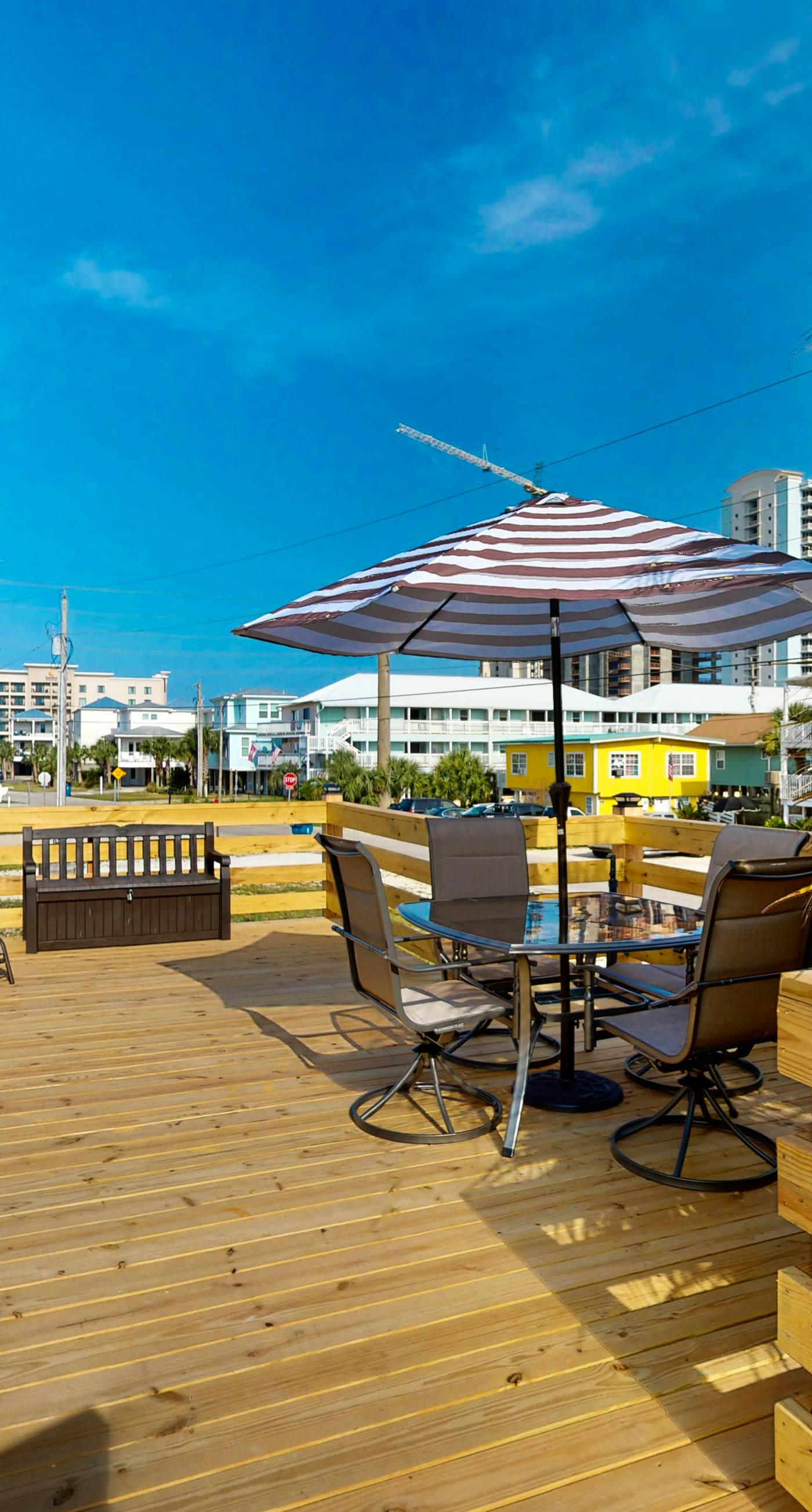 Dog-friendly beach stay with a balcony, grill, outdoor bar, swing, W&D, & AC