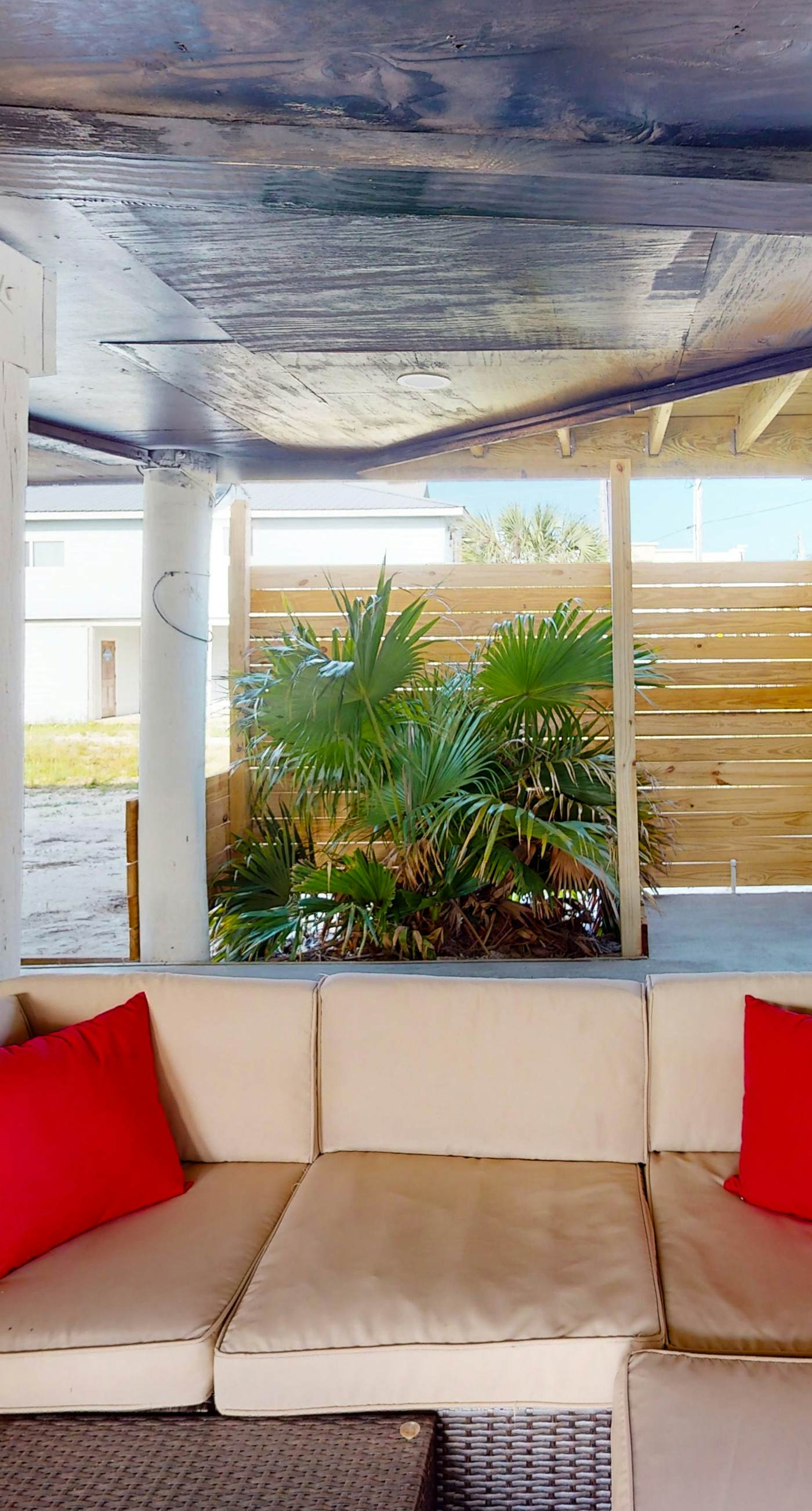 Dog-friendly beach stay with a balcony, grill, outdoor bar, swing, W&D, & AC