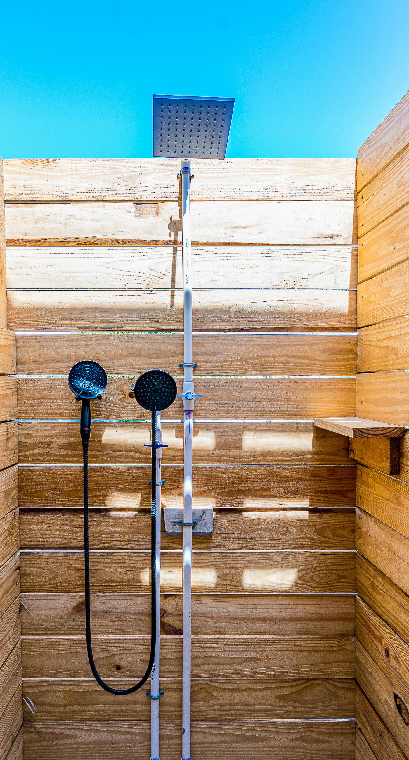 Dog-friendly beach stay with a balcony, grill, outdoor bar, swing, W&D, & AC