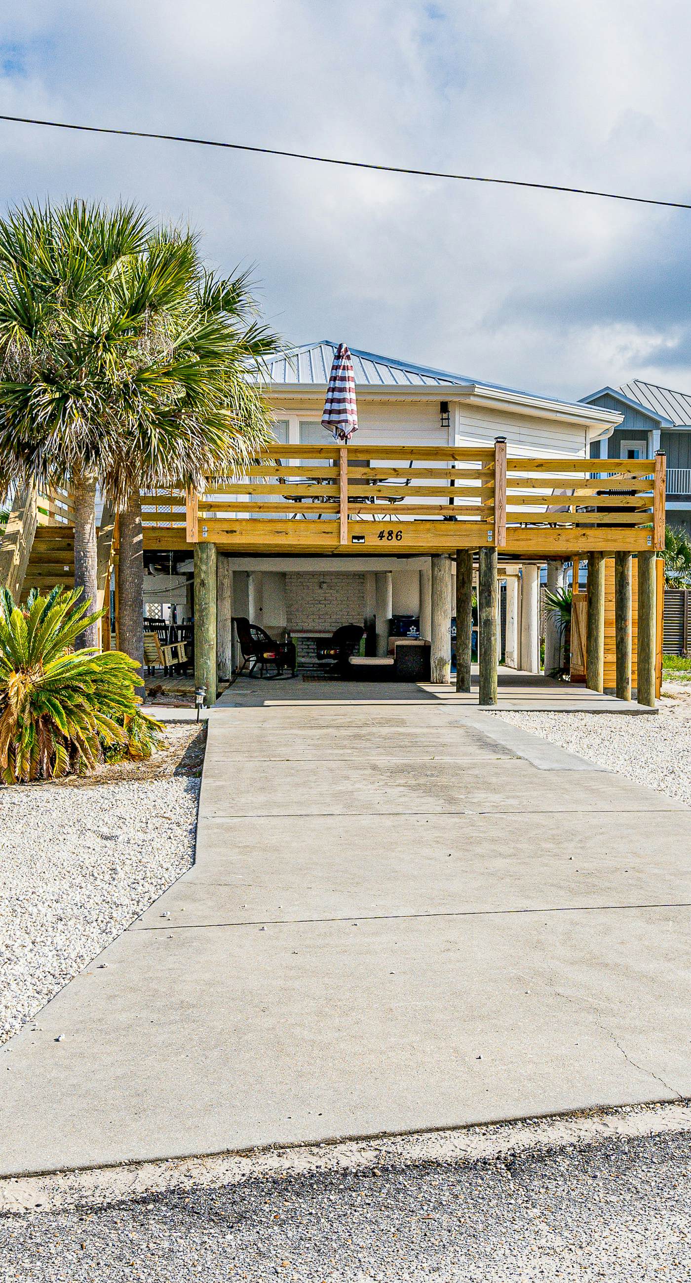 Dog-friendly beach stay with a balcony, grill, outdoor bar, swing, W&D, & AC